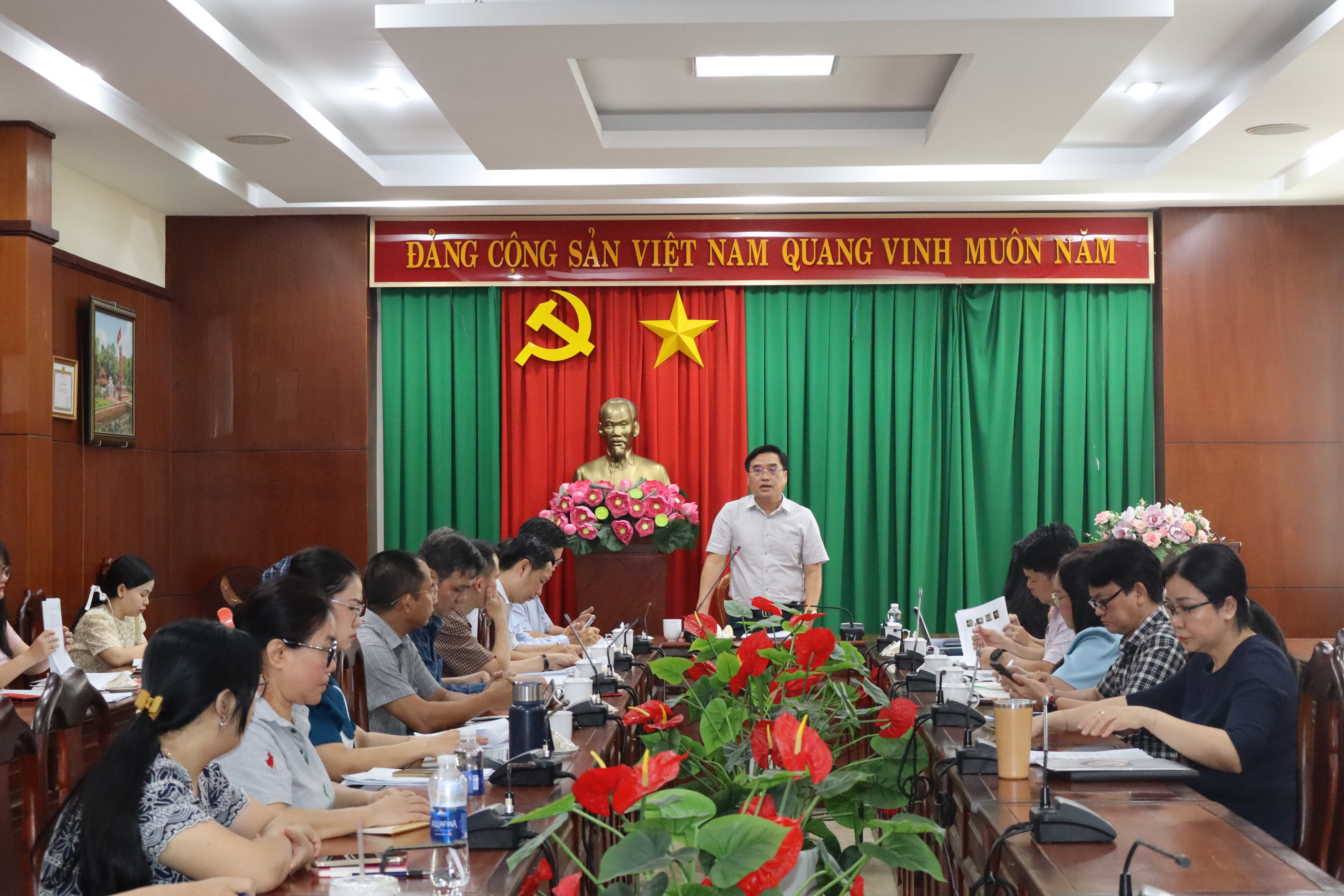 Ủy viên Ban Thường vụ Thành ủy, Bí thư Đảng ủy, Chủ tịch HĐND phường Trấn Biên Hồ Văn Nam chủ trì làm việc cùng 5 phường