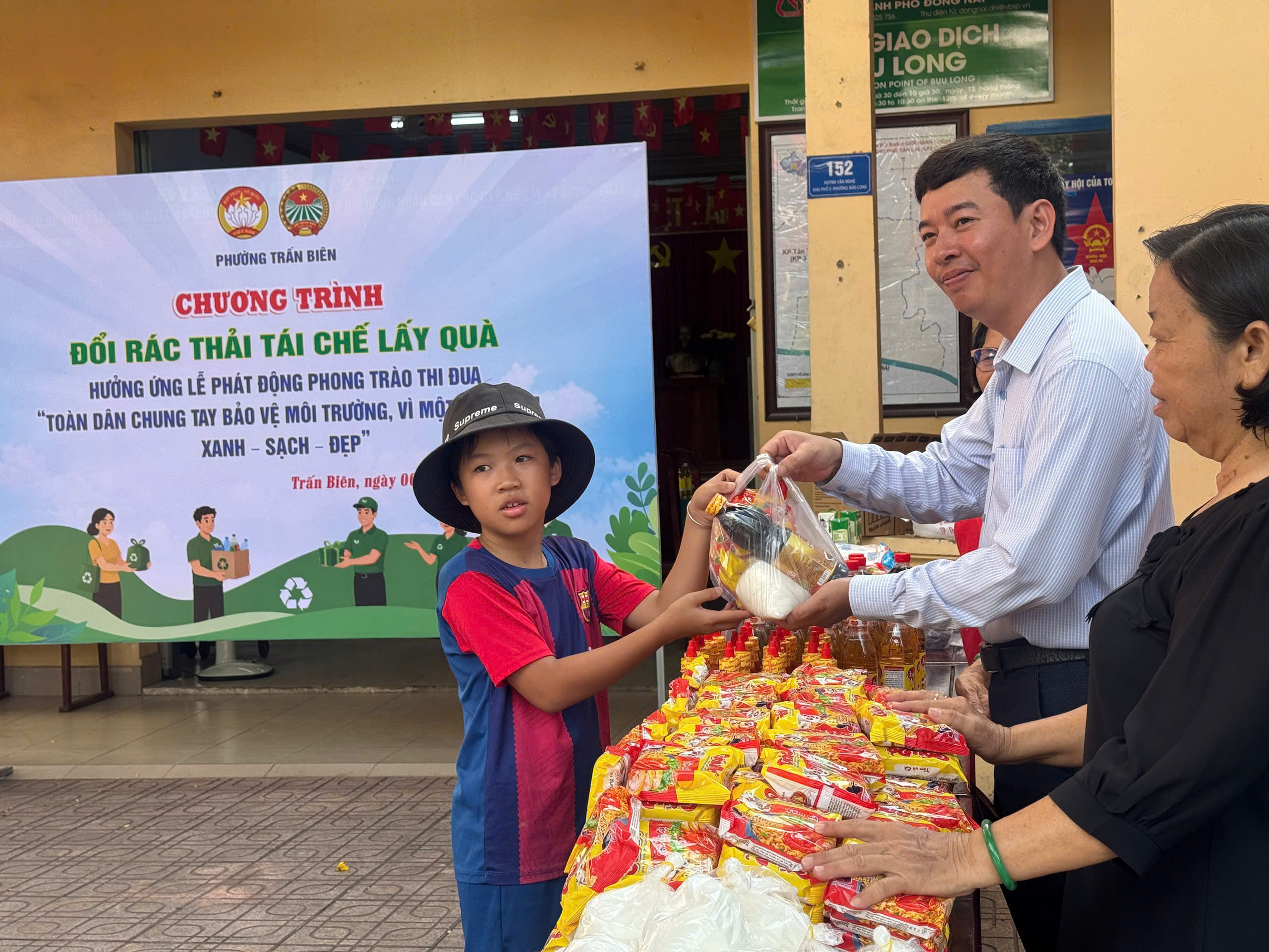 Triển khai mô hình "Đổi rác thải nhựa lấy quà xanh" lan tỏa lối sống xanh