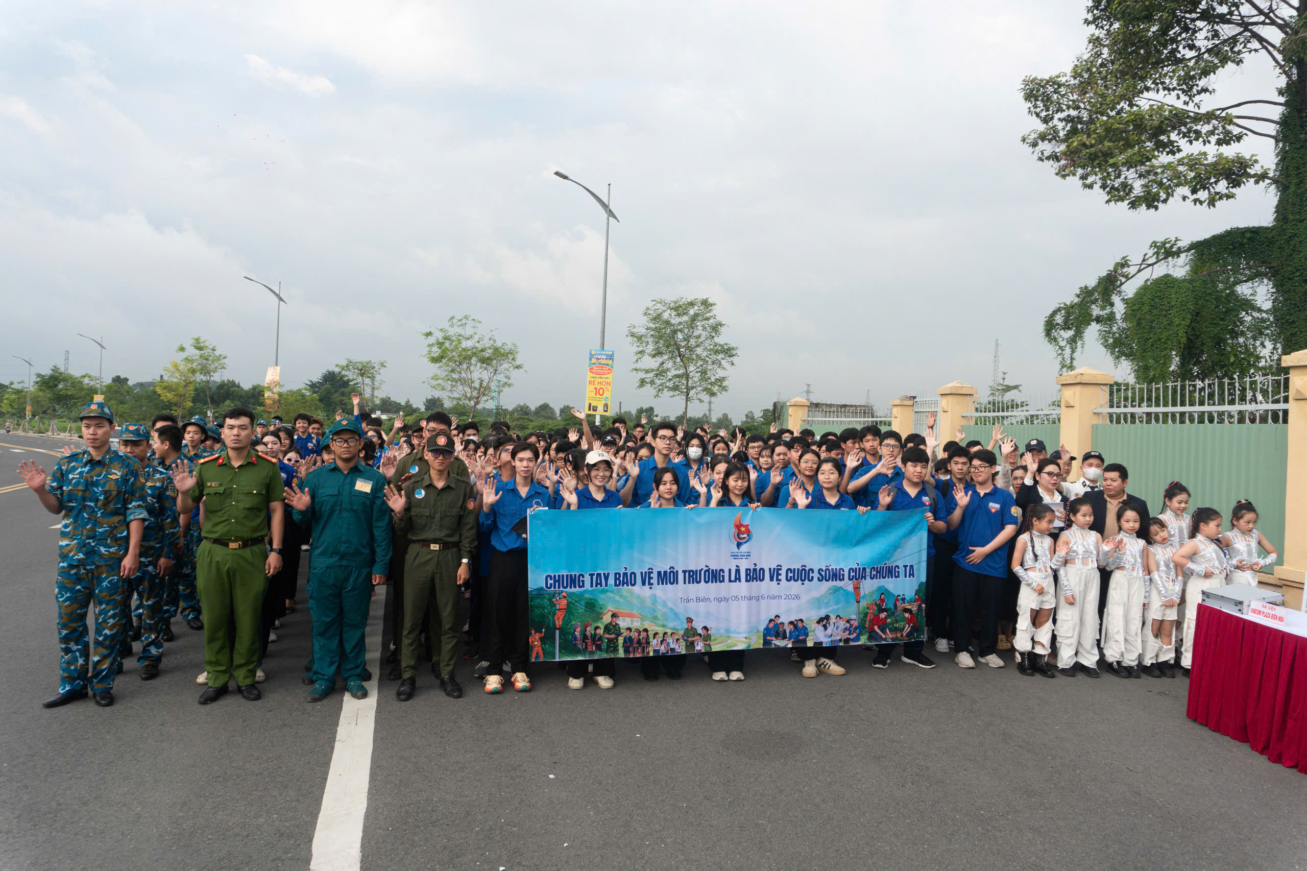 TUỔI TRẺ TRẤN BIÊN RA QUÂN HƯỞNG ỨNG PHONG TRÀO THI ĐUA “TOÀN DÂN CHUNG TAY BẢO VỆ MÔI TRƯỜNG, VÌ MỘT VIỆT NAM XANH - SẠCH - ĐẸP”