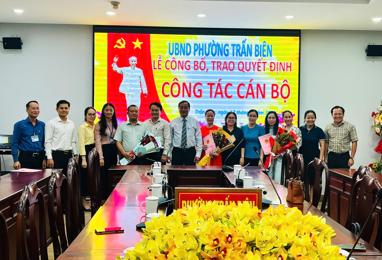 Phường Trấn Biên công bố và trao các quyết định công tác cán bộ
