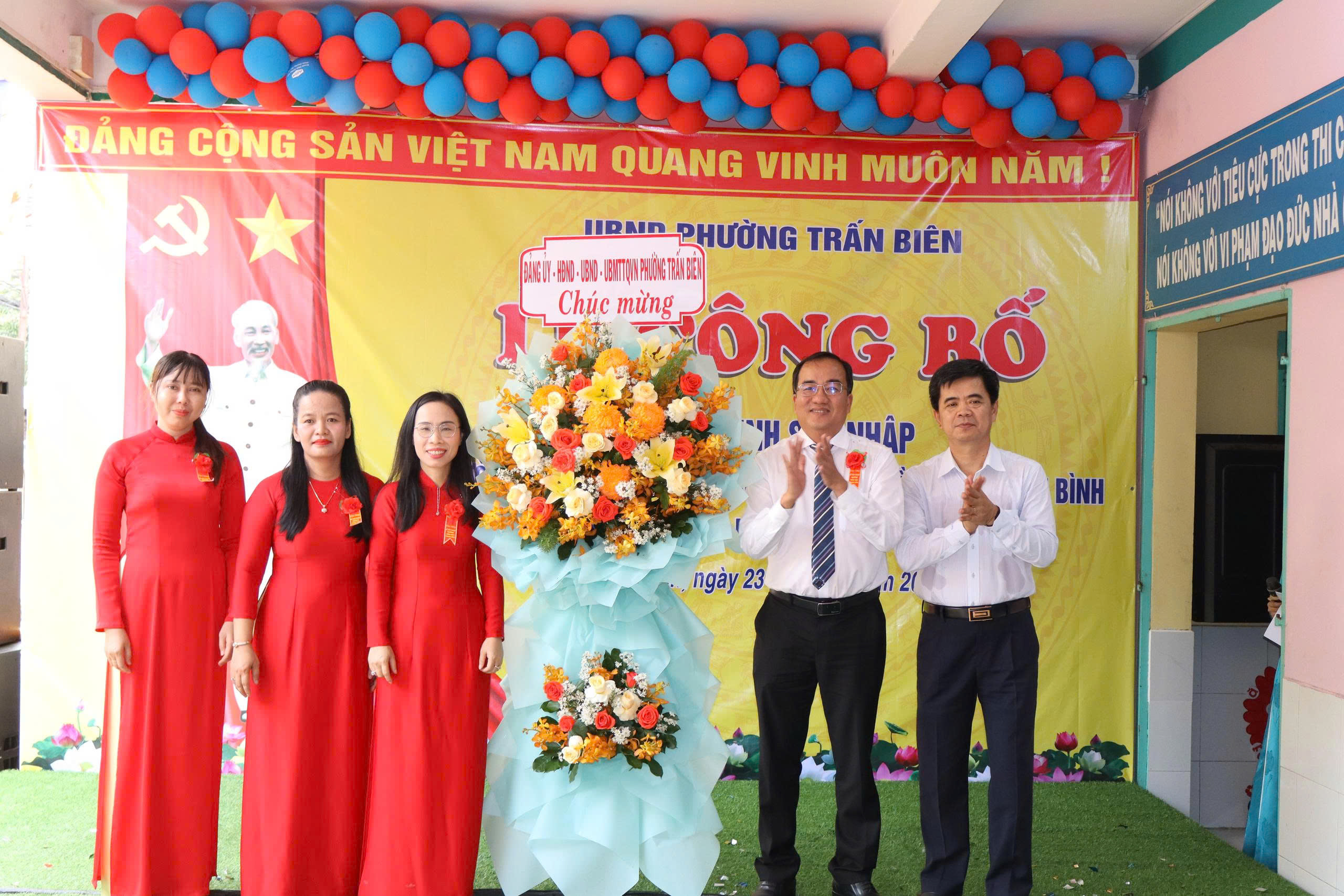 Lãnh đạo phường Trấn Biên tặng hoa chúc mừng Trường Mầm non Thanh Bình. Ảnh: Thùy Anh