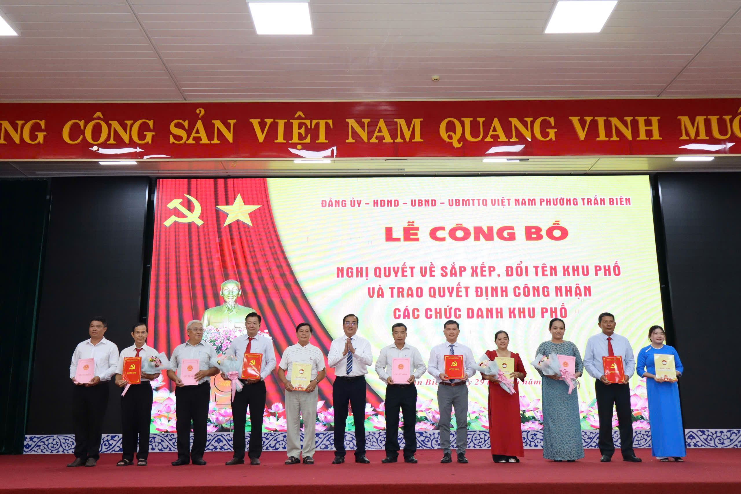 Lãnh đạo Đảng ủy phường Trấn Biên trao các quyết định về các chức danh cho khu phố. Ảnh: Thùy Anh.