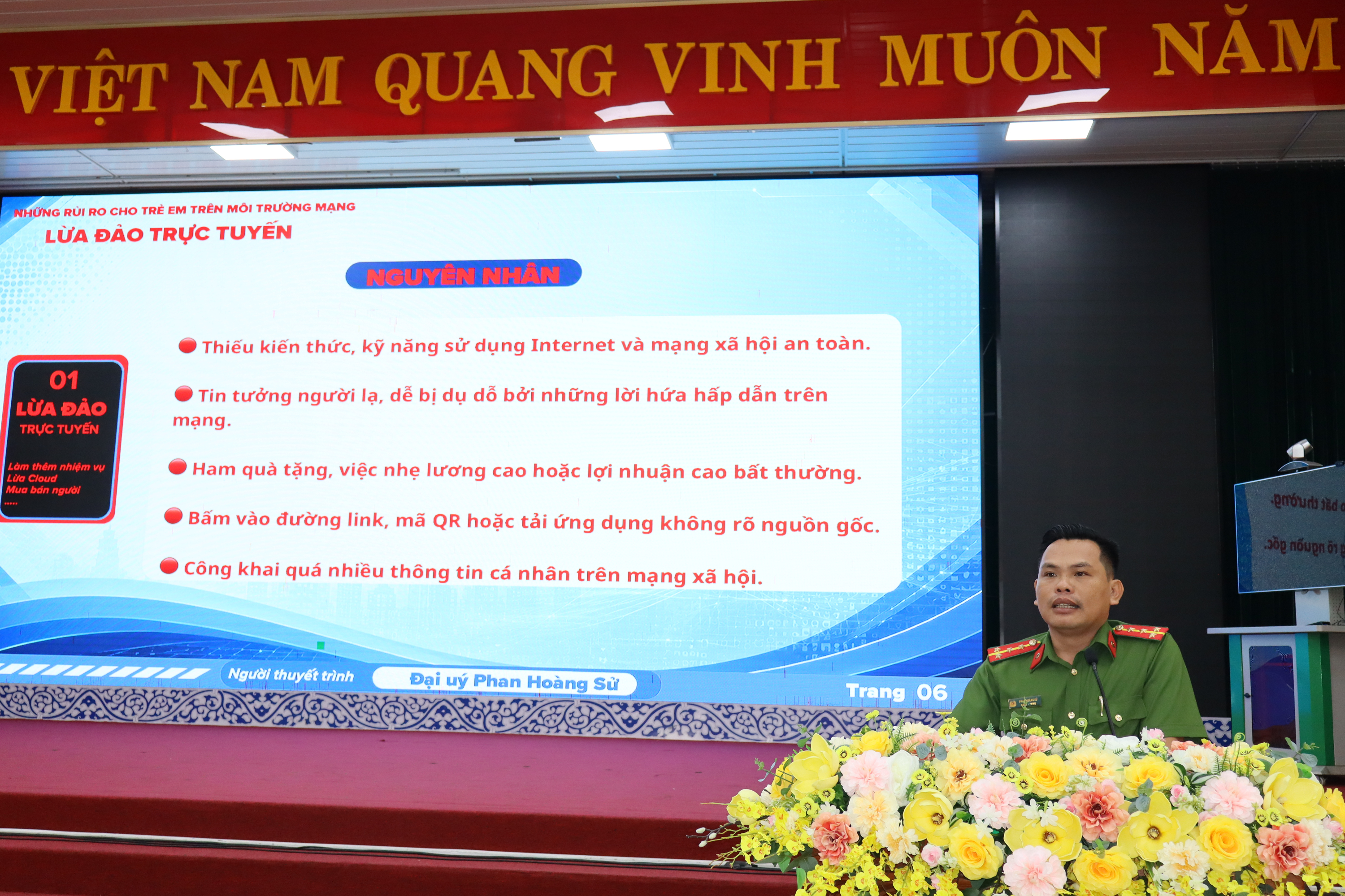 Đại úy Phan Hoàng Sử, công an phường Trấn Biên tuyên truyền các loại tội phạm không gian mạng