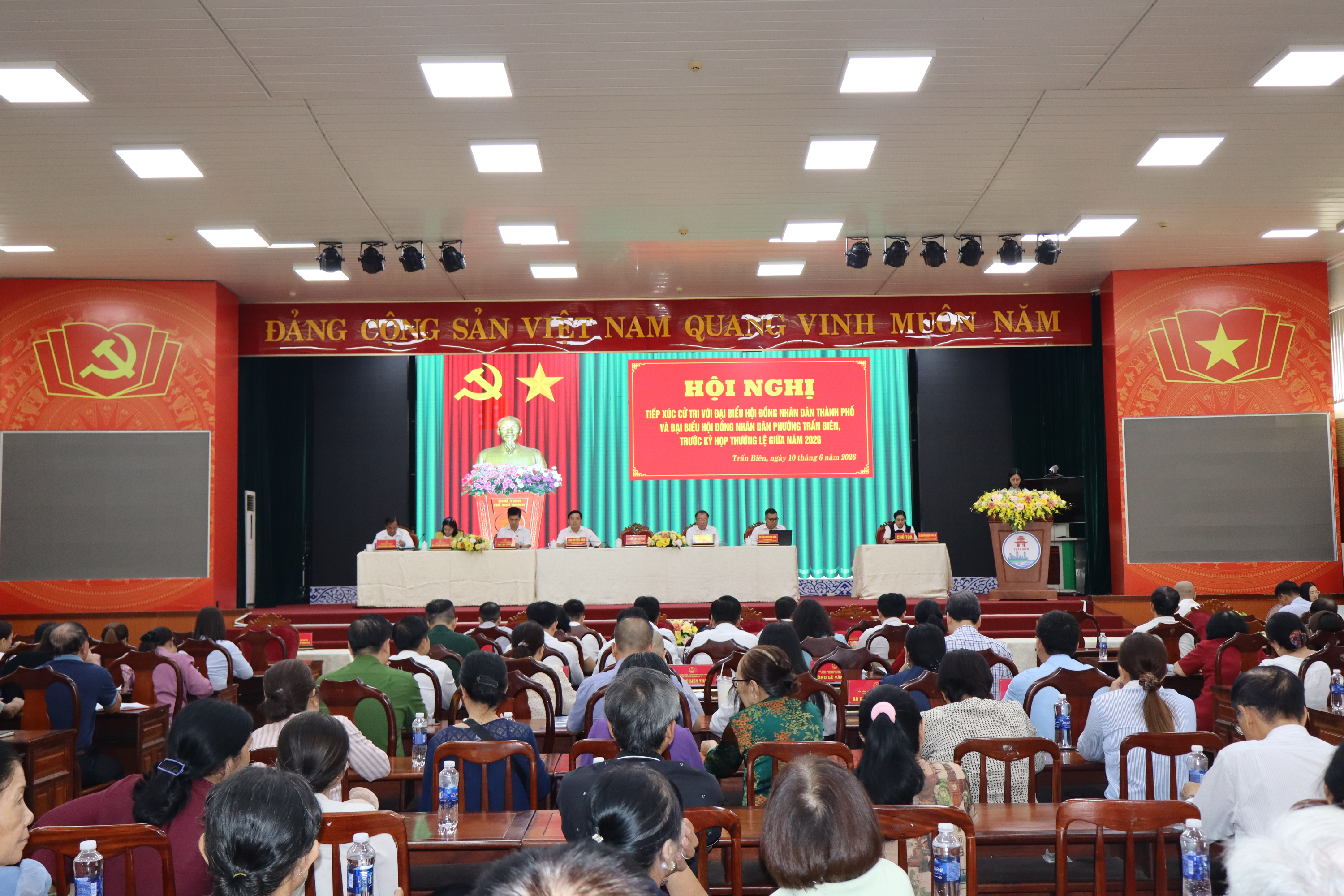 Tổ đại biểu HĐND thành phố Đồng Nai và phường Trấn Biên tiếp xúc cử tri trước kỳ họp thường lệ giữa năm HĐND thành phố. Ảnh: Thùy Anh.