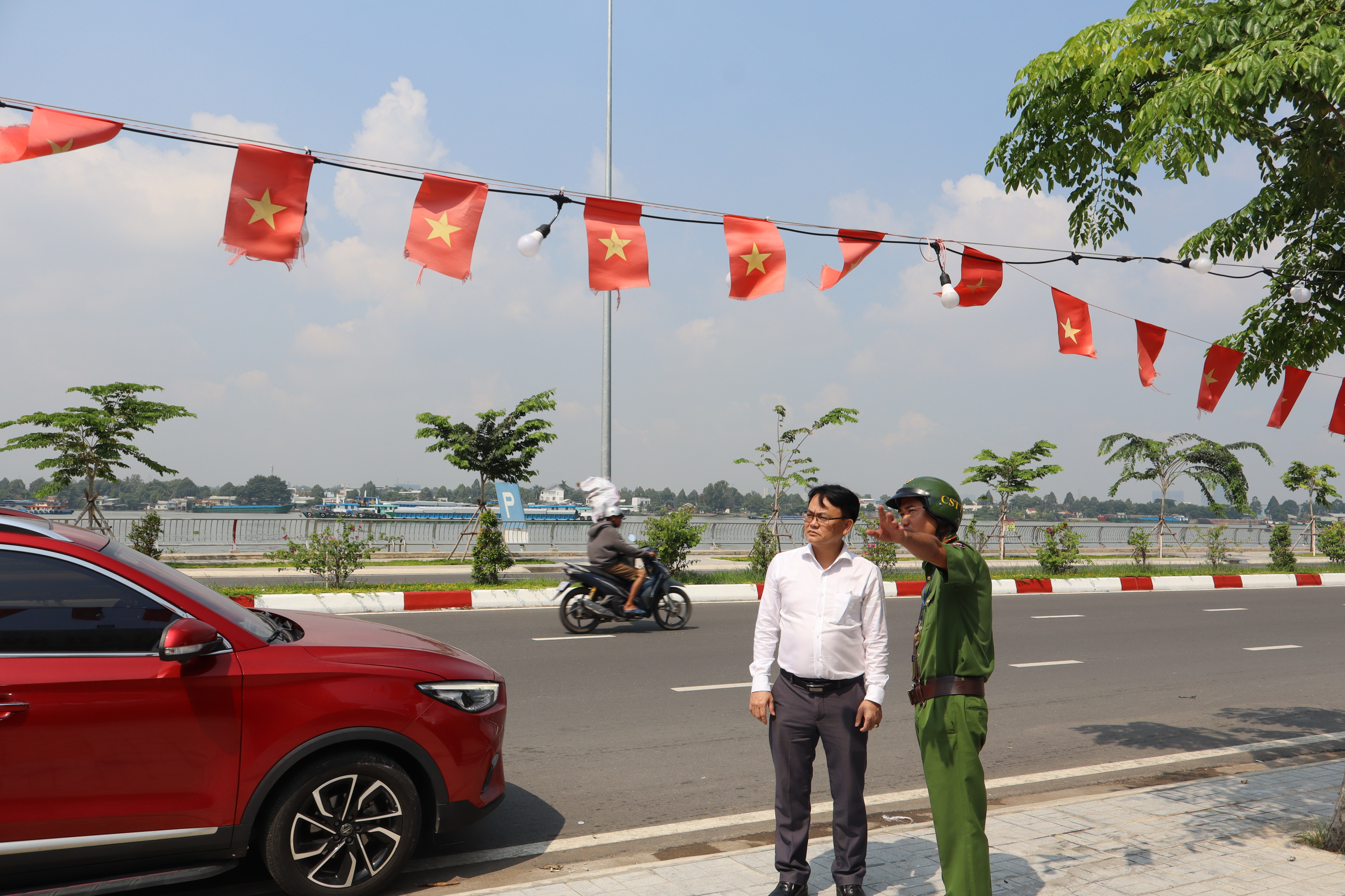 Phường Trấn Biên ra quân lập lại trật tự đô thị tại đường ven sông Đồng Nai