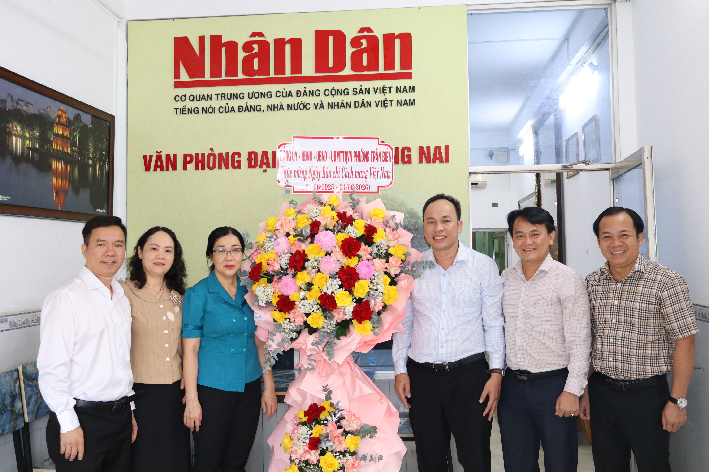 Lãnh đạo phường Trấn Biên thăm, chúc mừng văn phòng đại diện Báo Nhân Dân tại Đồng Nai