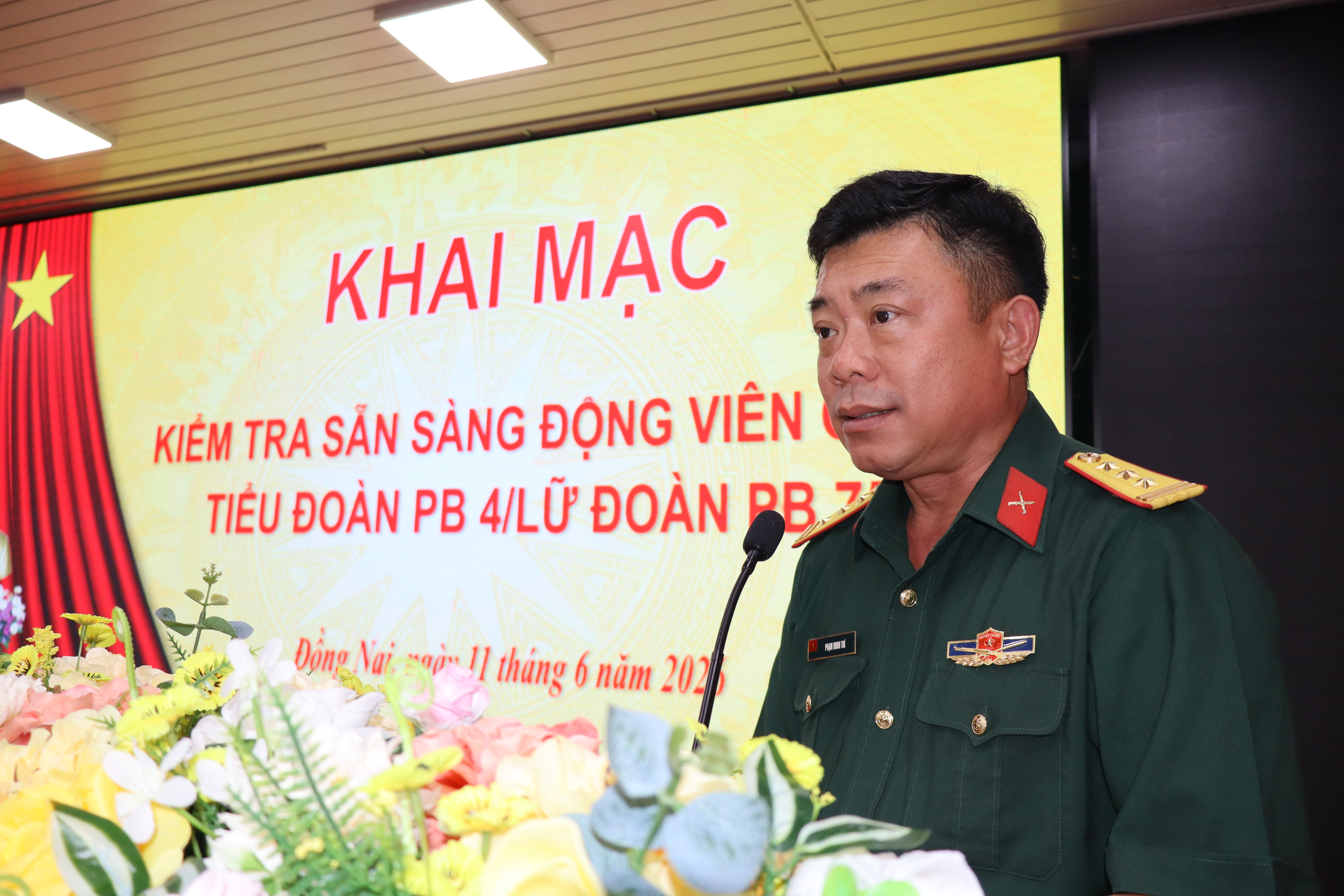 Thượng tá Phạm Minh Trí Phó Chỉ huy trưởng Bộ CHQS thành phố Đồng Nai phát biểu chỉ đạo tại lễ khai mạc