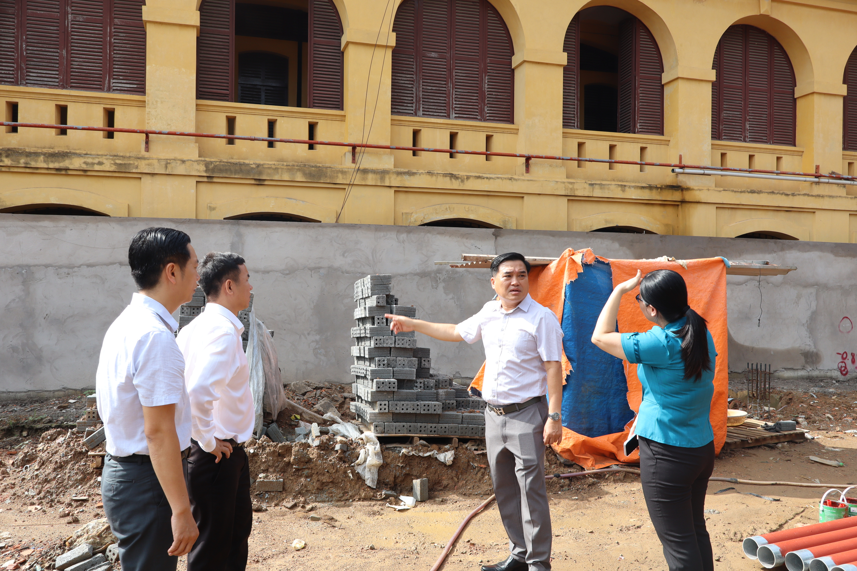 Ủy viên Ban Thường vụ Thành ủy, Bí thư Đảng ủy, Chủ tịch HĐND phường Trấn Biên Hồ Văn Nam chỉ đạo điều chỉnh công trình hạ tầng tại khu vực thi công Trường Tiểu học Quang Vinh