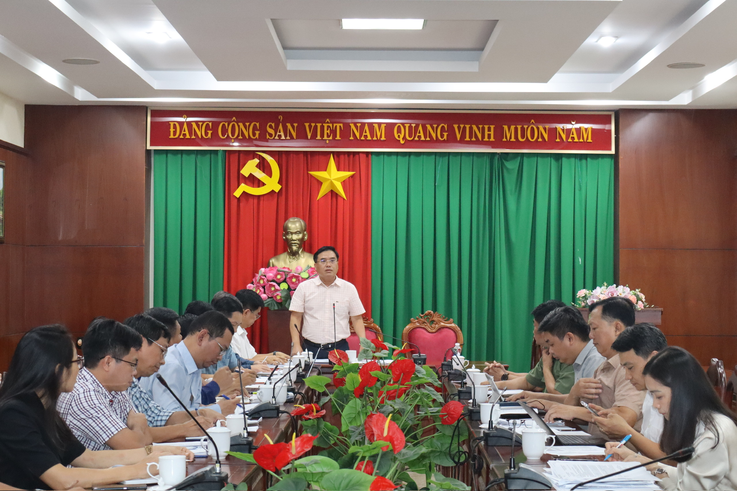 Ủy viên Ban Thường vụ Thành ủy, Bí thư Đảng ủy, Chủ tịch HĐND phường Trấn Biên Hồ Văn Nam chủ trì buổi làm việc. Ảnh: Thùy Anh.