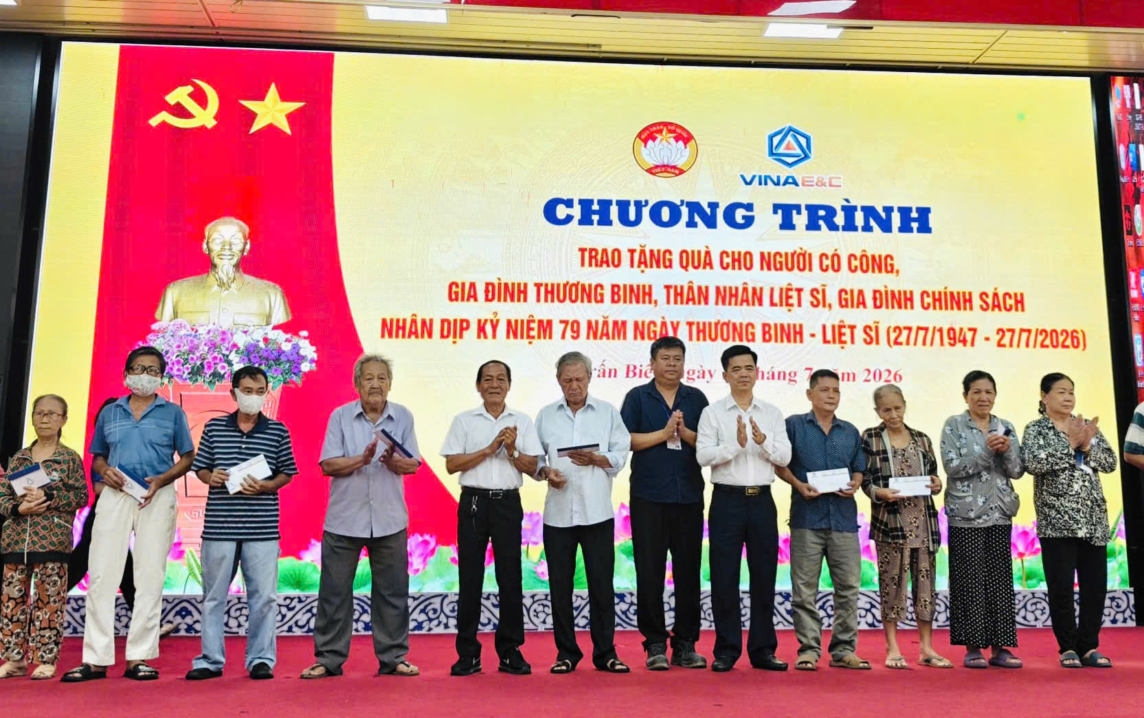 Trao tặng 114 phần quà cho các gia đình có công, gia đình thương binh, thân nhân liệt sĩ và gia đình chính sách nhân kỷ niệm 79 năm Ngày thương binh - Liệt sĩ (27/7/1947 – 27/7/2026)