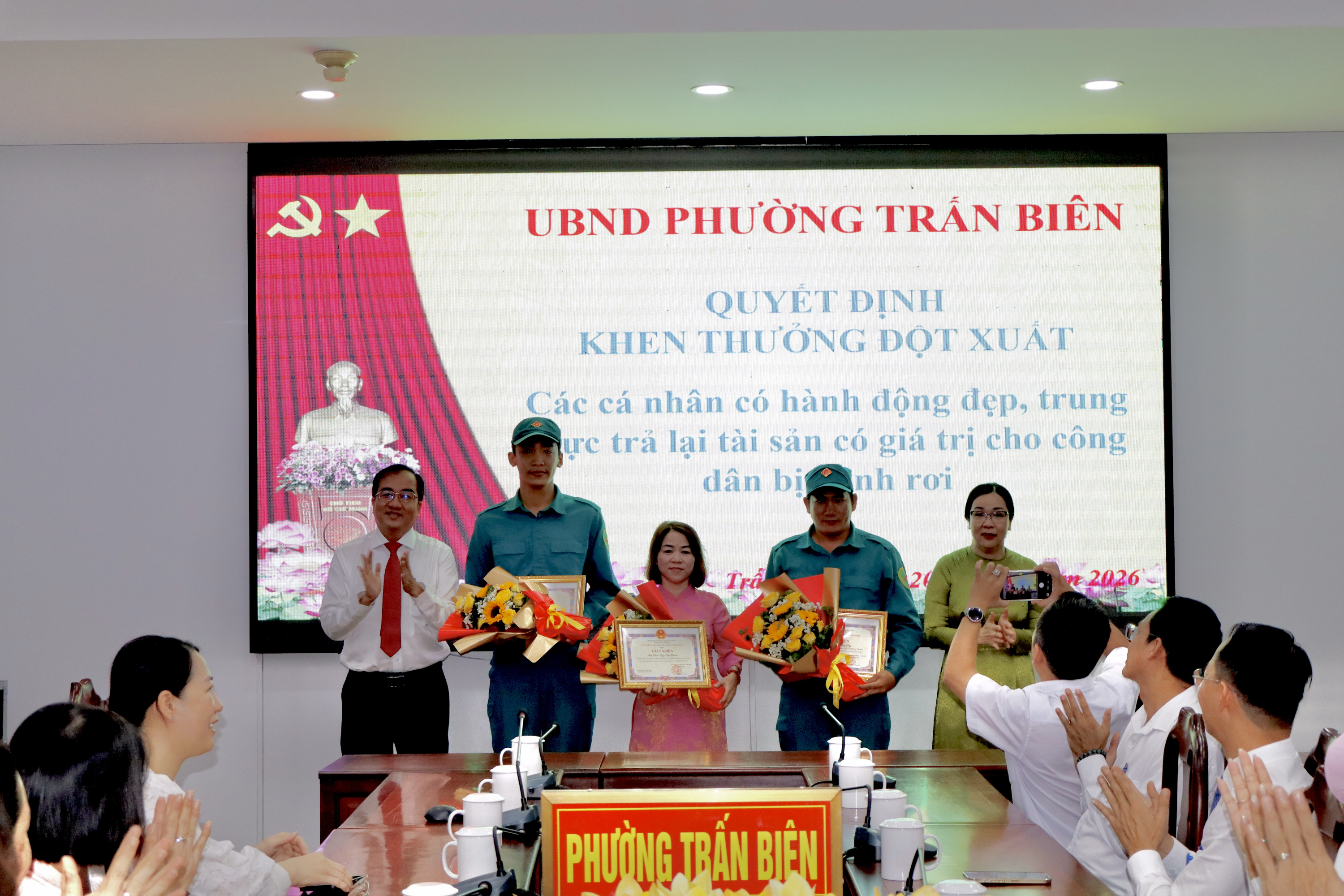 Lãnh đạo UBND phường Trấn Biên trao hoa và quyết định khen thưởng các cá nhân gương người tốt việc tốt