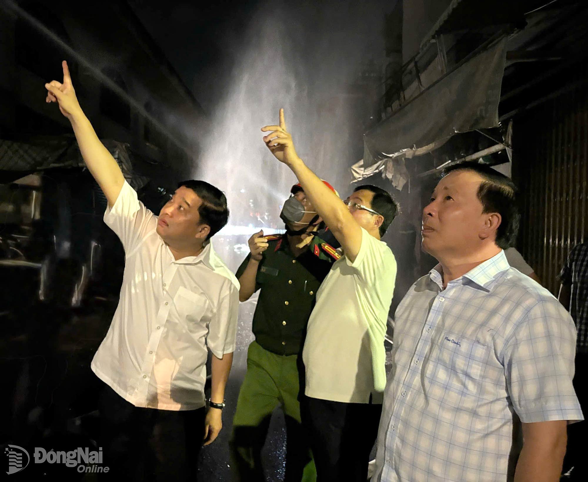 Phó Bí thư Thành ủy, Chủ tịch UBND thành phố Nguyễn Văn Út và Thành ủy viên, Phó Chủ tịch UBND thành phố Hồ Văn Hà trực tiếp đến hiện trường để kiểm tra, chỉ đạo công tác khắc phục và xử lý vụ cháy khu vực chợ Biên Hòa vào tối 5-8. Ảnh: Minh Tài