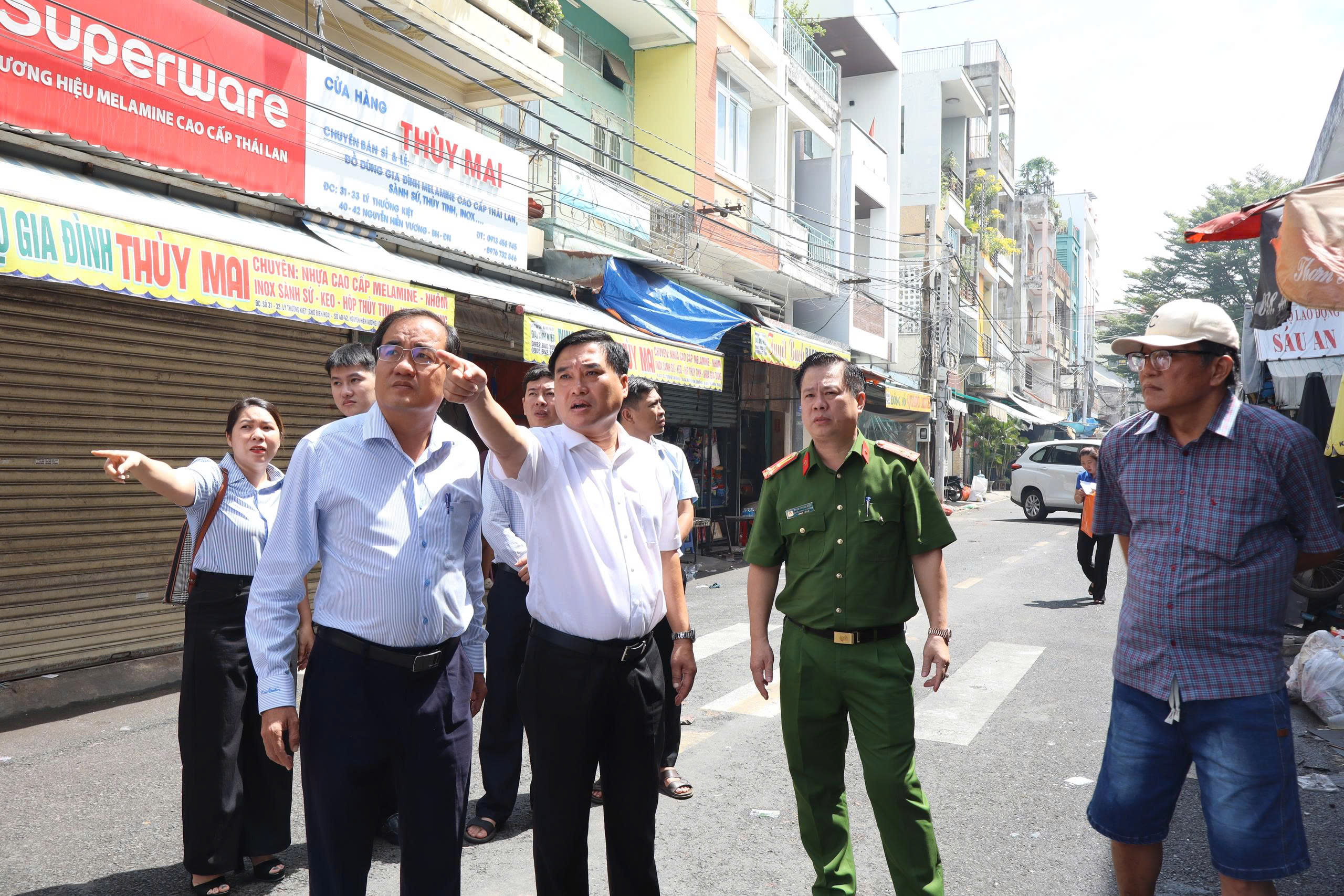 Lãnh đạo phường Trấn Biên thăm, động viên tiểu thương bị ảnh hưởng trong vụ cháy tại chợ Biên Hòa