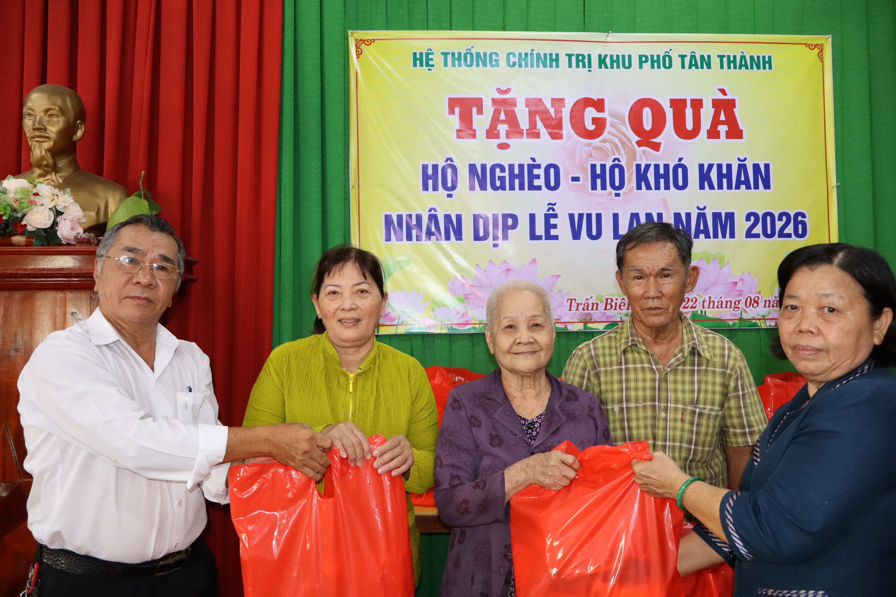 Khu phố Tân Thành trao 250 suất quà nhân Lễ Vu lan