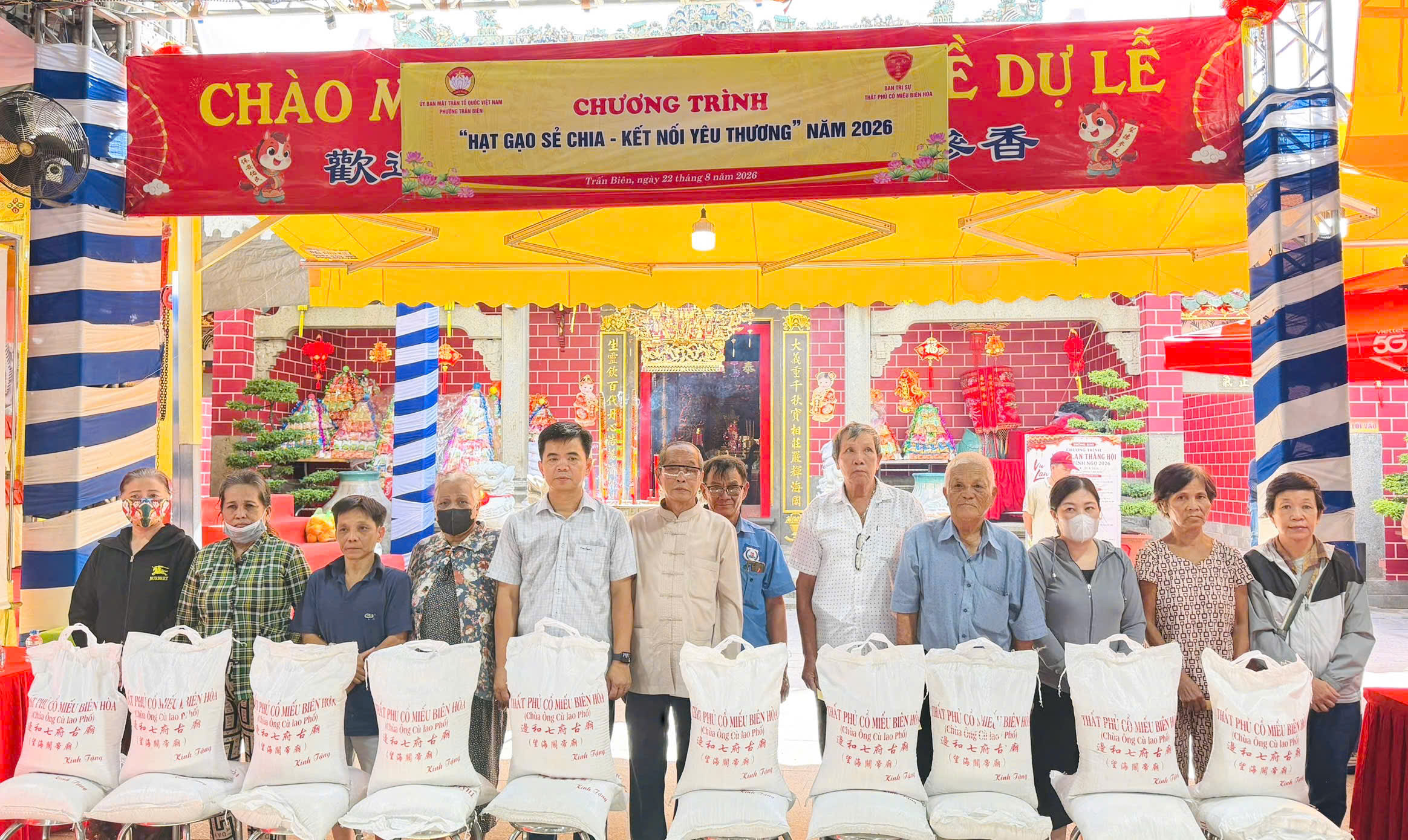 Ban Trị sự Thất phủ Cổ miếu Biên Hoà trao tặng 12 tấn gạo cho người dân có hoàn cảnh khó khăn trên địa bàn phường