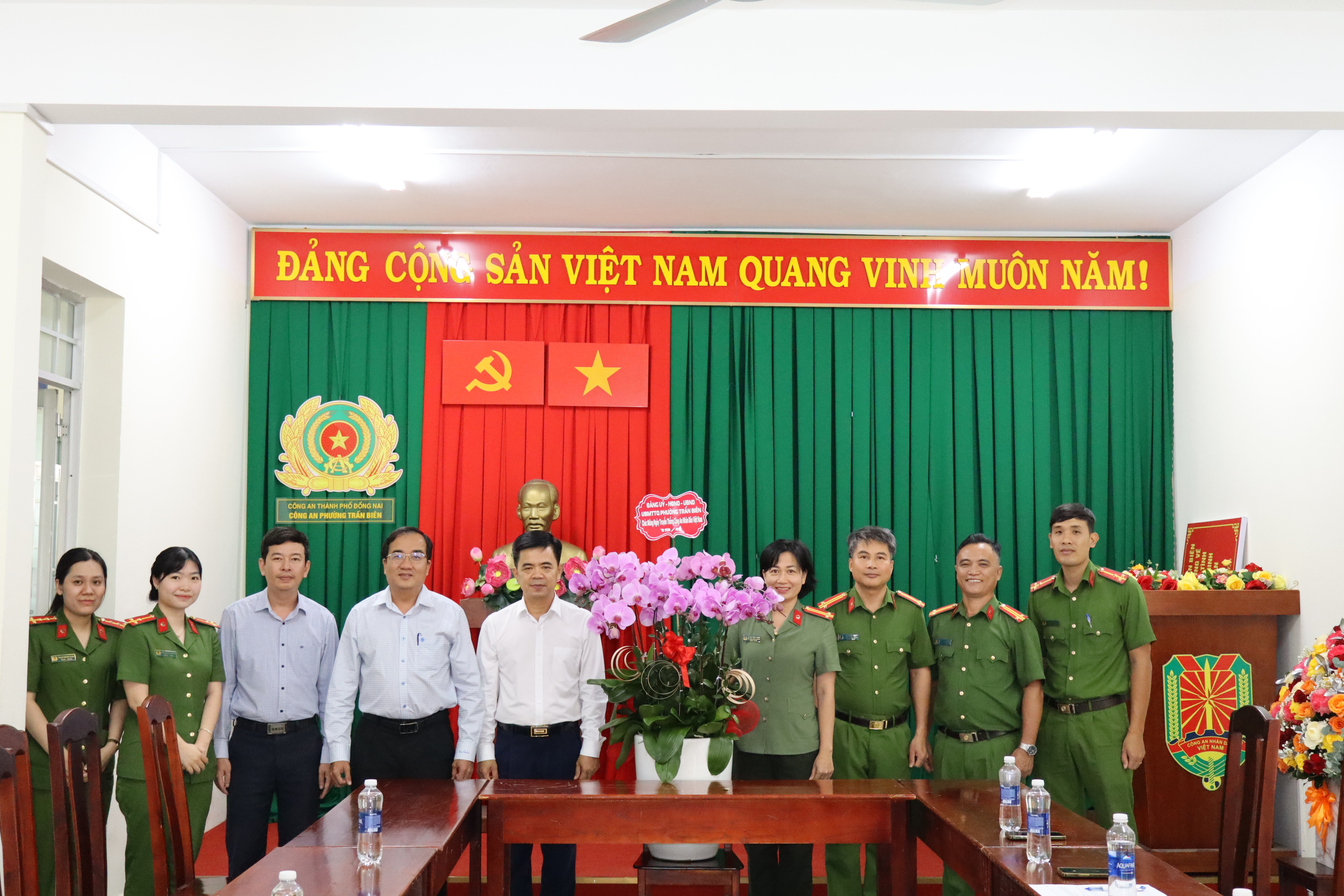 Lãnh đạo phường Trấn Biên chúc mừng Công an phường nhân kỷ niệm 81 năm Ngày truyền thống Công an nhân dân
