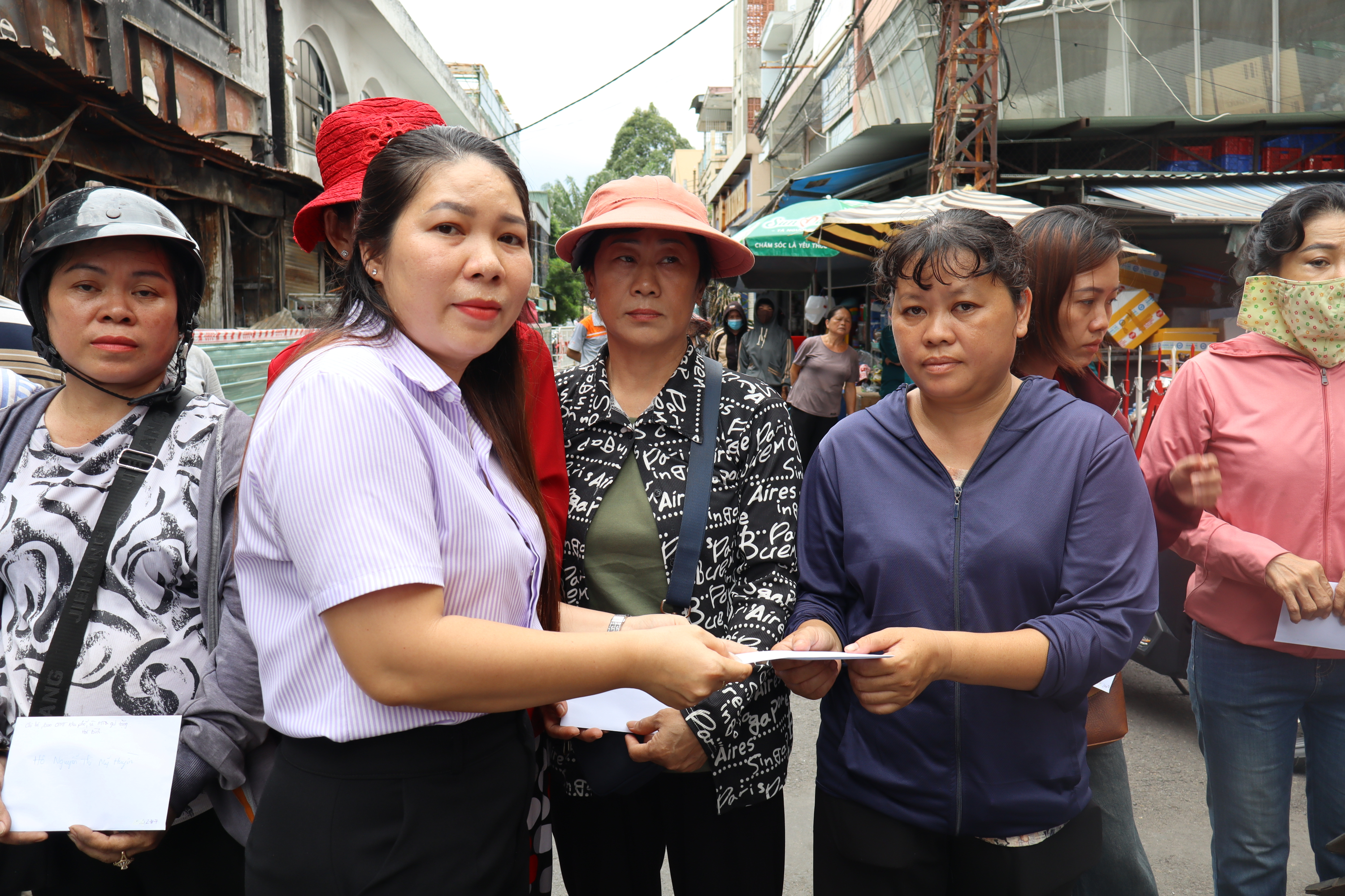 Khu phố Hòa Bình trao tiền hỗ trợ đến các tiểu thương