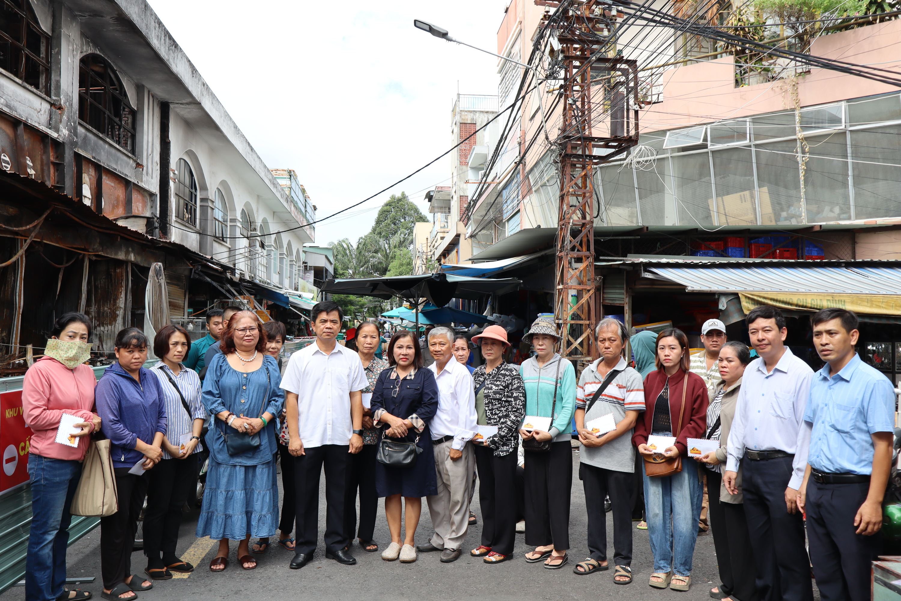 Lãnh đạo phường Trấn Biên và Hội Cựu Giáo chức TP HCM trao tiền hỗ trợ các hộ thiệt hại toàn phần sau vụ cháy 5 8