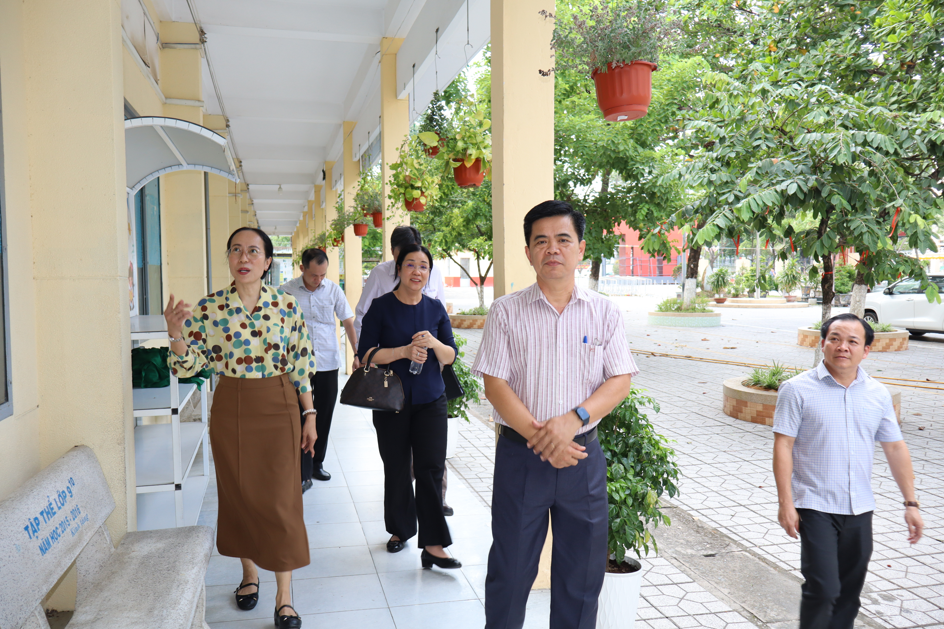 Phó Bí thư Thường trực Đảng ủy phường Trấn Biên Lâm Tấn Khải kiểm tra các lớp học tại trường THCS Trần Hưng Đạo