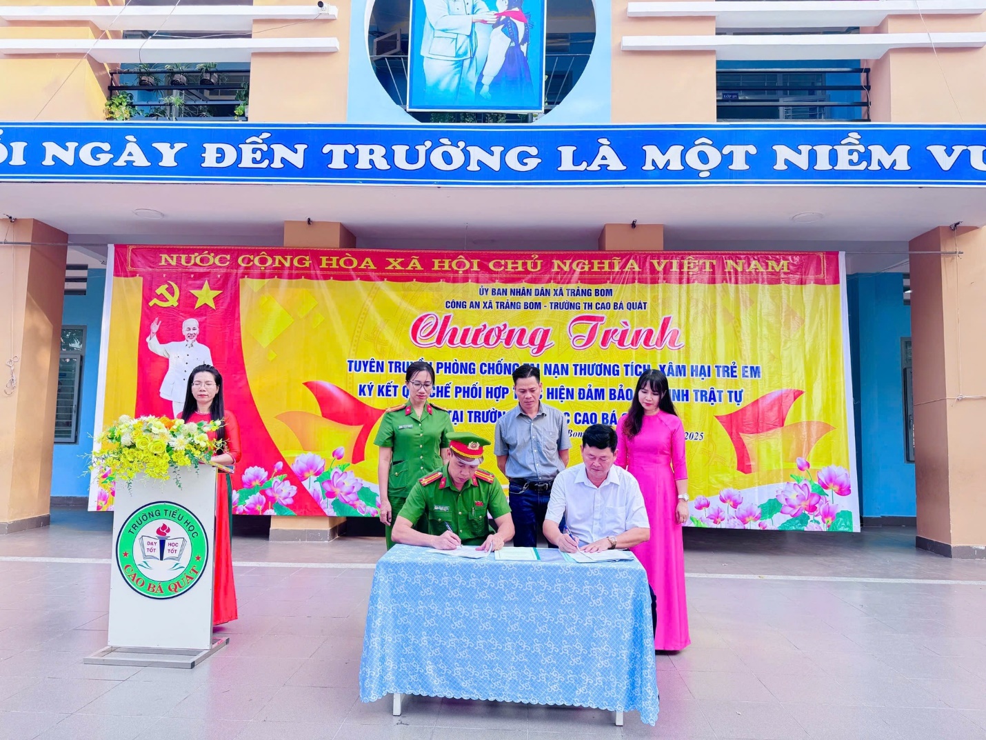 Có thể là hình ảnh về một hoặc nhiều người, đền thờ và văn bản cho biết 'I NGÀY ĐẾN TRƯỜNG LÀ MỘT NIỀM α NUỚC CỘNG HÒA XÃ HỘI CHỦ ΝΘHΤΑ NGHIAVIETNAM NAM BAN DANXA TRÀNG CÔNG TRÀNG SOM- TRƯƠNG QUAT Chương Trình TUYÊN TRU PHÒNG CHỐNG NAN THƯƠNG TICH YÂM HẠI TRẺ EM KÝKẾT CHẾ PHÓI HỢP HIỆN ĐẢM BẢO TRẬT TỰ ẠI TRƯỚP CAO BÁ 2W25 វមកមកាាជីមិត្ពិ Hac শ HA O'