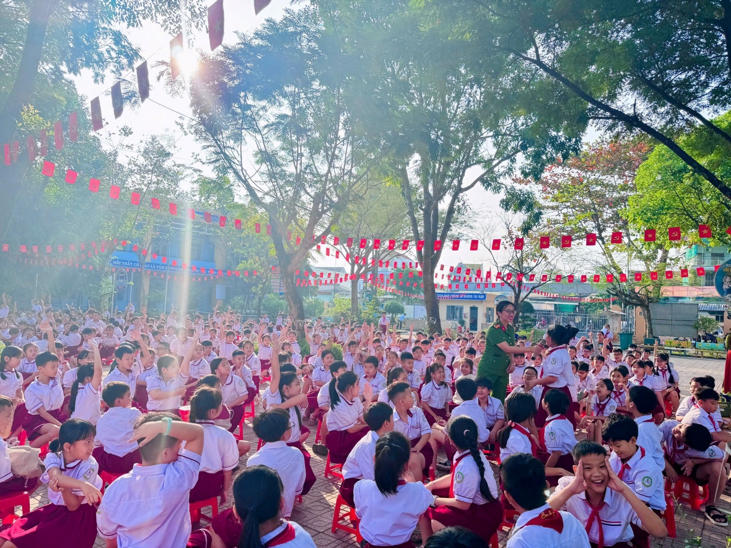 Có thể là hình ảnh về một hoặc nhiều người, đám đông và văn bản