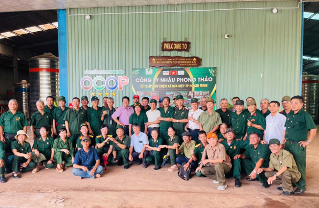 HỘI CỰU CHIẾN BINH PHƯỜNG TRẢNG BOM TỔ CHỨC THAM QUAN, HỌC TẬP MÔ HÌNH TRỒNG, CHĂM SÓC, THU HOẠCH VÀ CHẾ BIẾN CÁC SẢN PHẨM TỪ TRÁI NHÀU