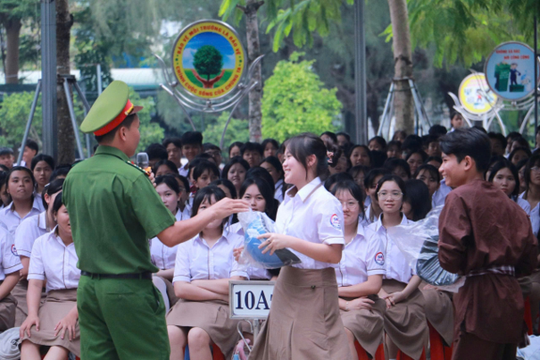 TRANG BỊ KIẾN THỨC AN TOÀN GIAO THÔNG HÔM NAY –  VỮNG BƯỚC TƯƠNG LAI