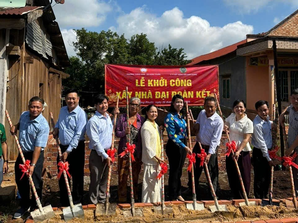 PHƯỜNG TRẢNG BOM TIẾP TỤC LAN TỎA NGHĨA TÌNH, CHUNG TAY XÂY DỰNG “MÁI ẤM ĐẠI ĐOÀN KẾT” NƠI BIÊN GIỚI