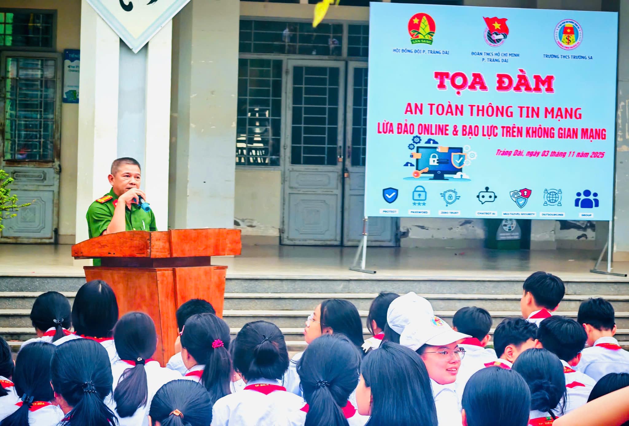 Trường THCS Trường Sa tổ chức Tọa đàm: an toàn thông tin mạng – lừa đảo online & bạo lực trên không gian mạng hưởng ứng Ngày Pháp luật Việt Nam năm 2025