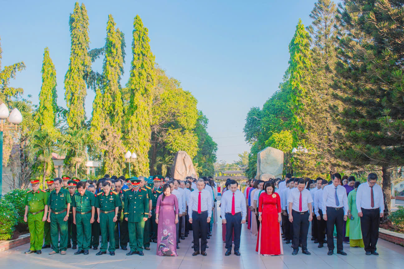 Cán bộ, đảng viên và nhân dân phường Trảng Dài dành một phút mặc niệm.