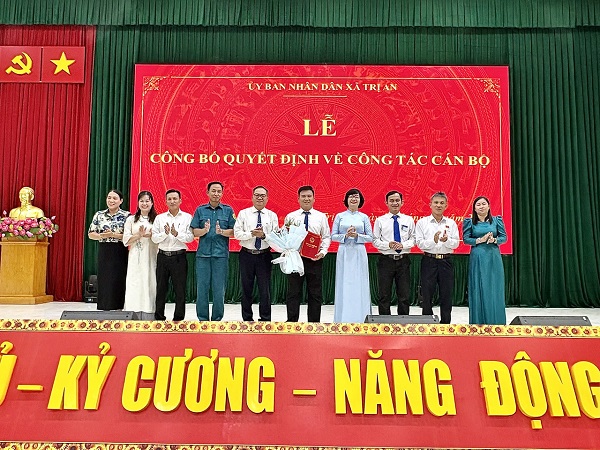 01 01 2026 UBND xã Trị An công bố quyết định bổ nhiệm cán bộ (2)
