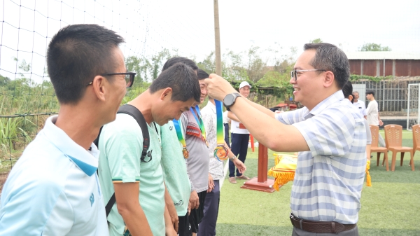 18 4 2026 lanh dao xa trao huy chuong