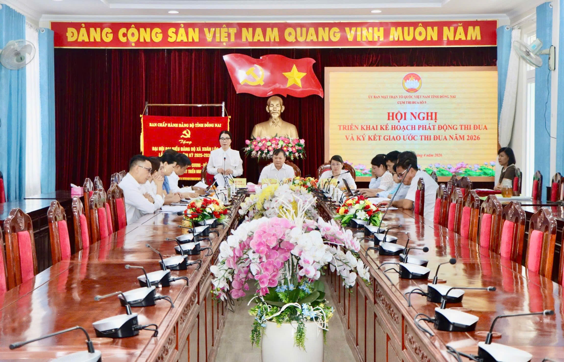 Quang cảnh Hội nghị giao ban công tác Mặt trận quý I, triển khai phương hướng, nhiệm vụ quý II năm 2026 của Cụm thi đua số 5 tại xã Xuân Lộc.