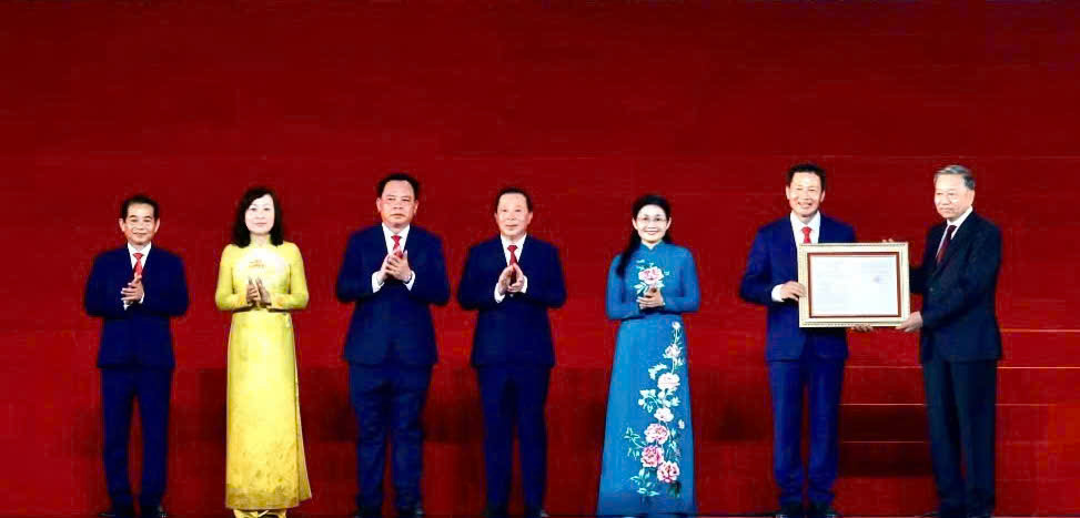 Tổng Bí thư Tô Lâm trao Nghị quyết của Quốc hội thành lập thành phố Đồng Nai