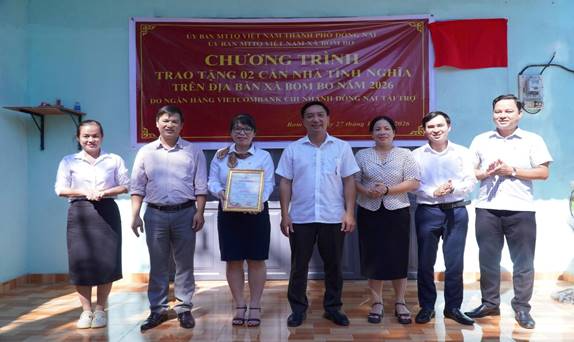 Ủy ban Mặt trận Tổ quốc Việt Nam xã Bom Bo trao nhà tình nghĩa cho gia đình chính sách