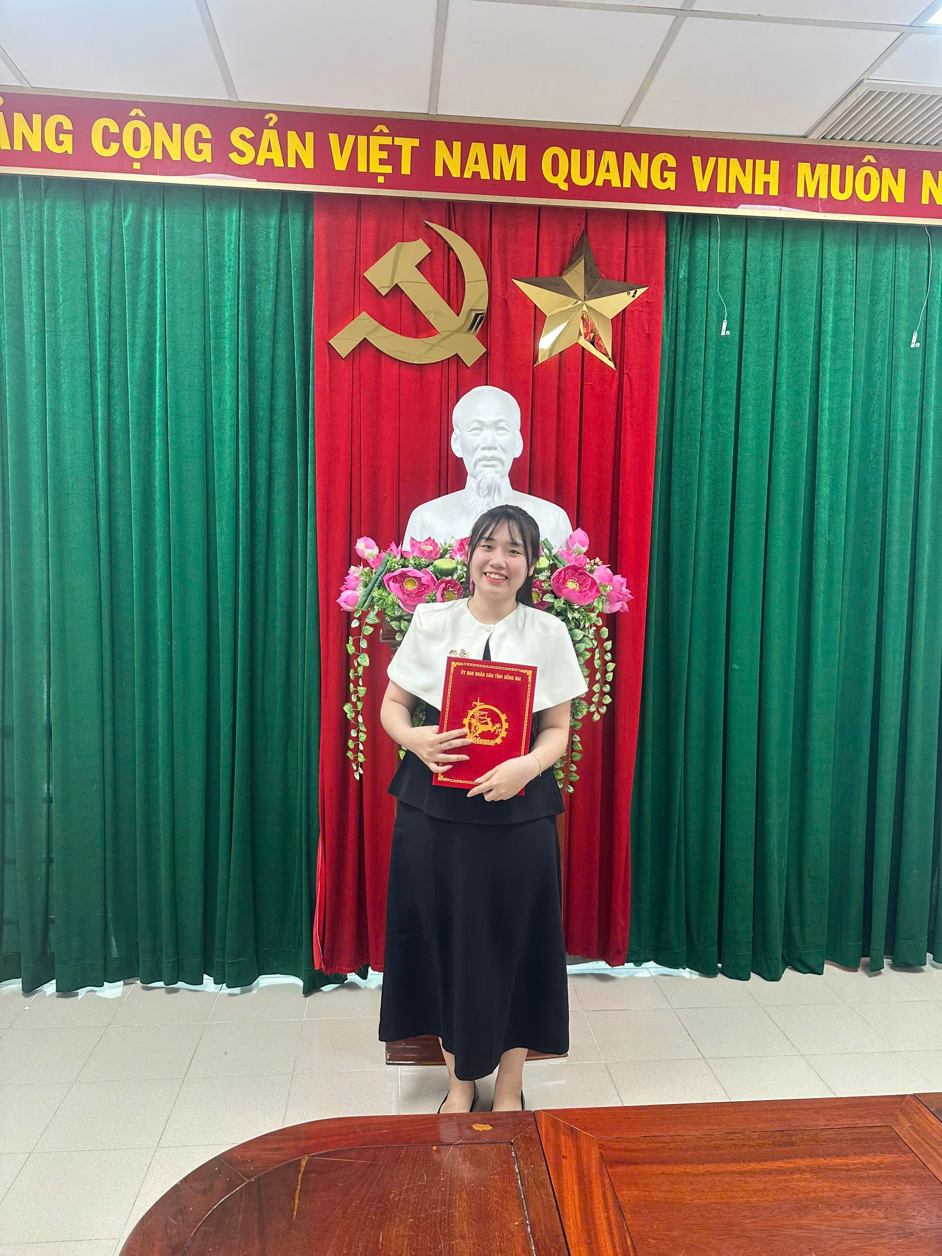 Lễ trao quyết định công nhận đảng viên chính thức của Chi bộ 2 thuộc Đảng bộ Văn phòng UBND tỉnh