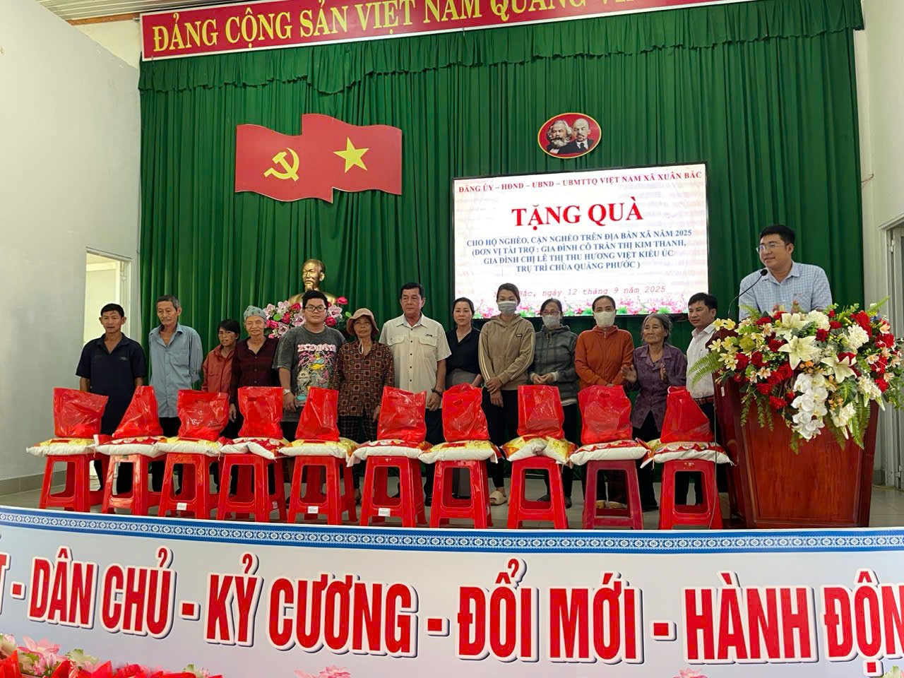 XÃ XUÂN BẮC TỔ CHỨC LỄ TRAO QUÀ CHO CÁC HỘ NGHÈO TRÊN ĐỊA BÀN