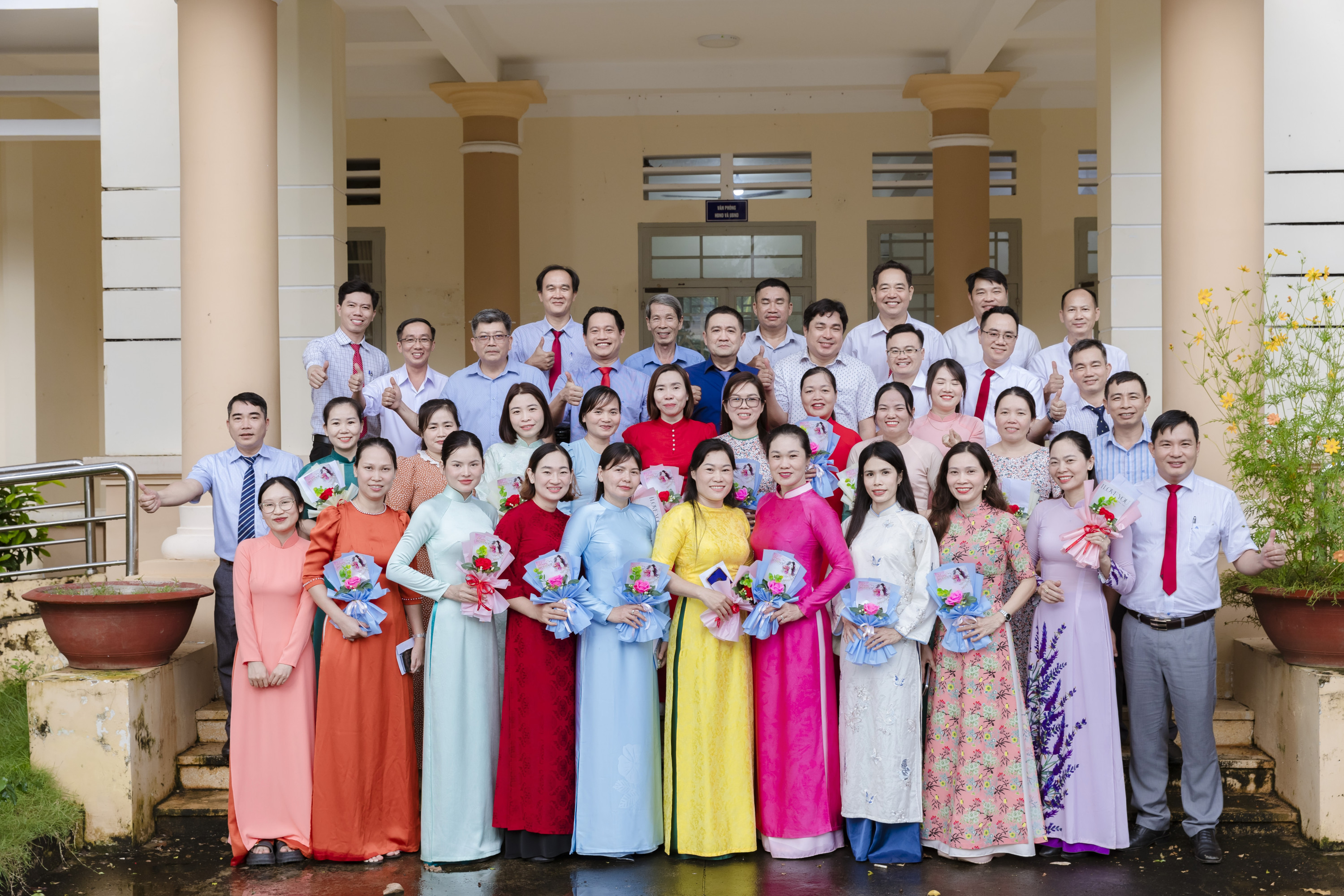 Tập thể lãnh đạo, công chức, viên chức UBND xã Xuân Bắc