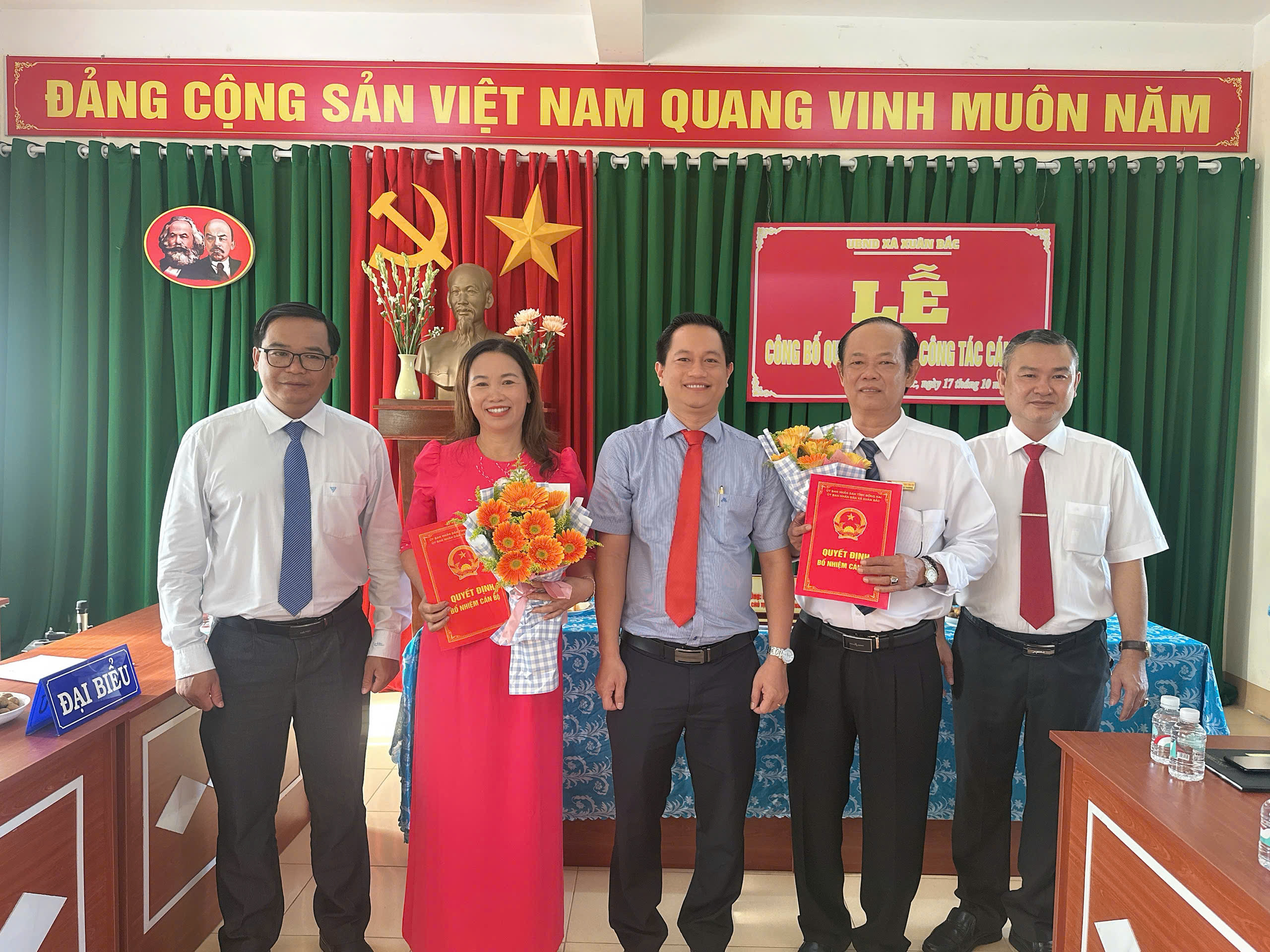 Đại diện lãnh đạo Đảng ủy - UBND xã tại Lễ công bố Quyết định công tác cán bộ