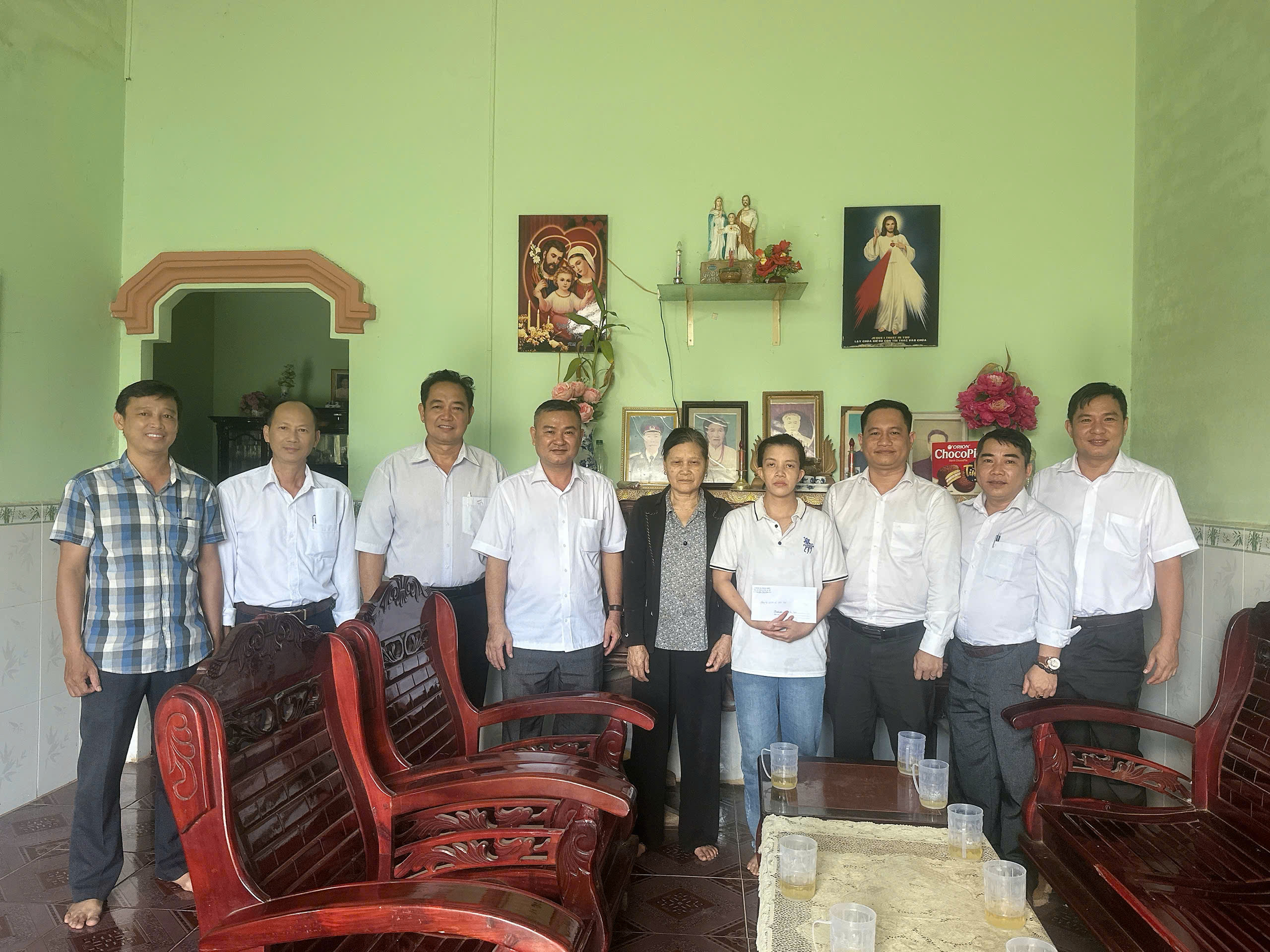 Đoàn thăm hỏi và tặng quà bà Vũ Thị Lan - Con bị suy giảm khả năng lao động từ 81% trở lên (ấp 8)