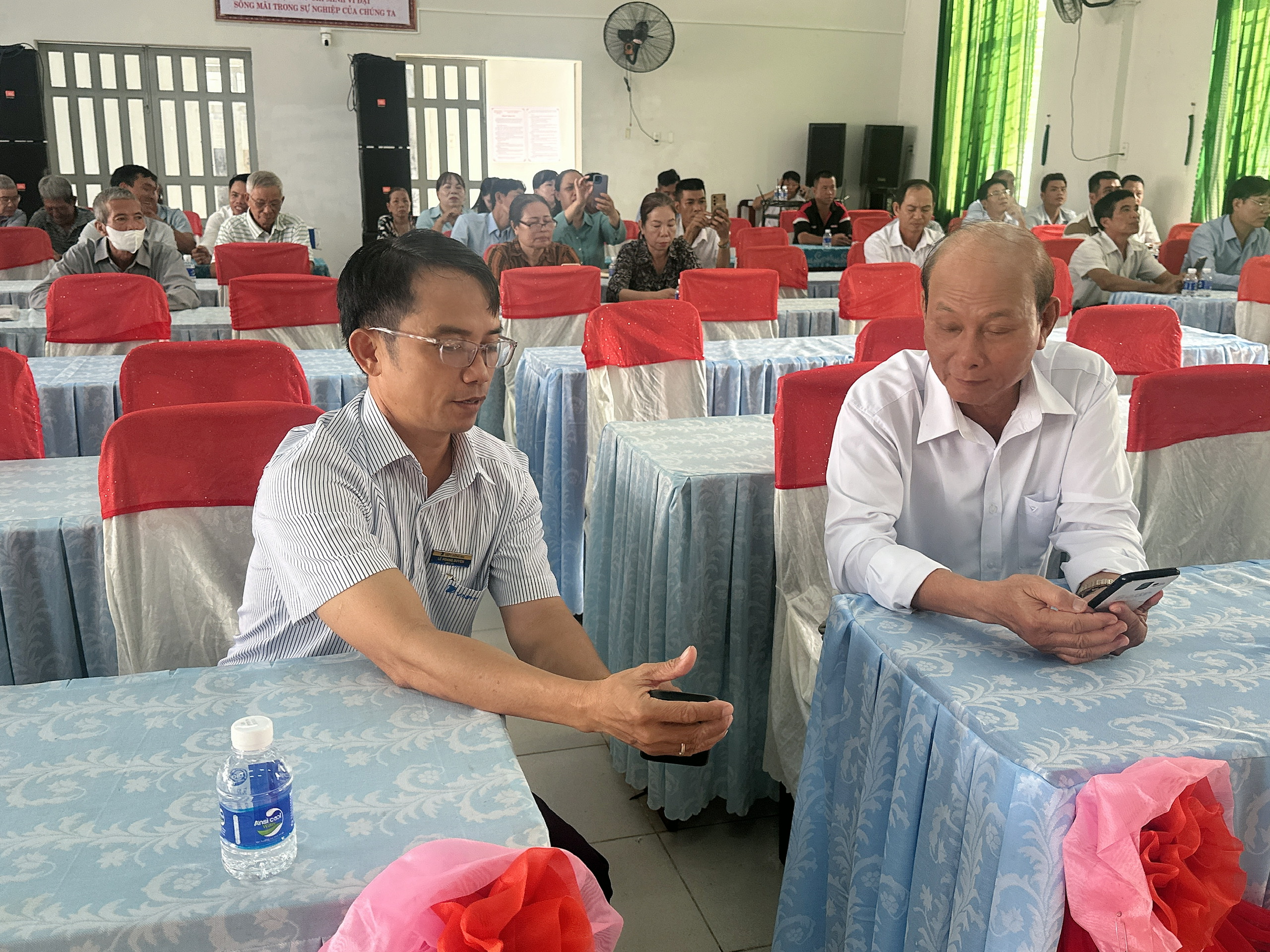 Ông Lê Hoàng Duyên - Giám đốc Trung tâm VNPT Xuân Lộc (trái) hướng dẫn Tổ trưởng Tổ công nghệ số cộng đồng ấp 6 cách cài đặt chữ ký số
