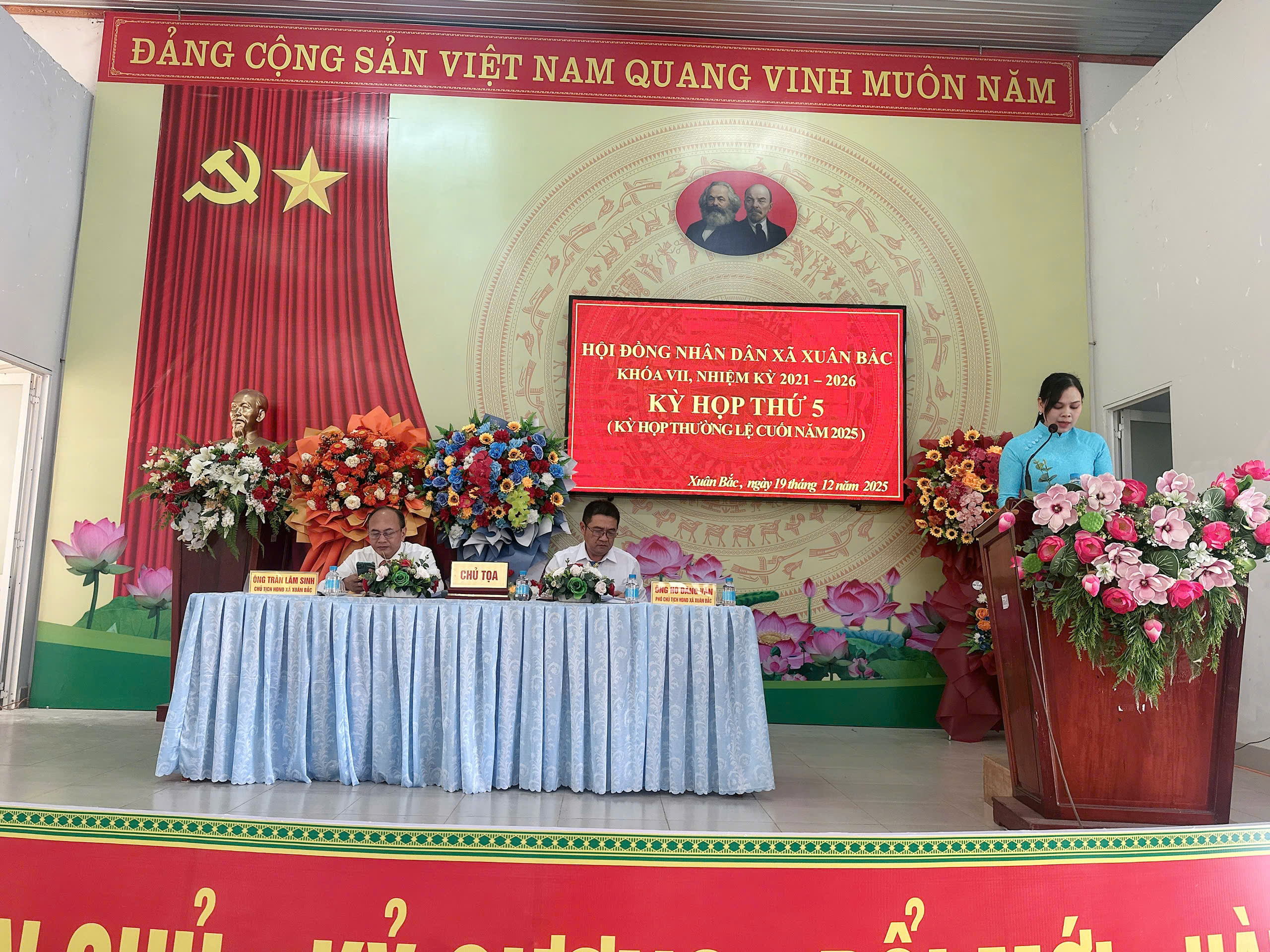 Ông Trần Lâm Sinh – Bí thư Đảng ủy, Chủ tịch HĐND xã (trái); Ông Hồ Đăng Văn – Phó Chủ tịch HĐND xã (phải) chủ trì phiên họp