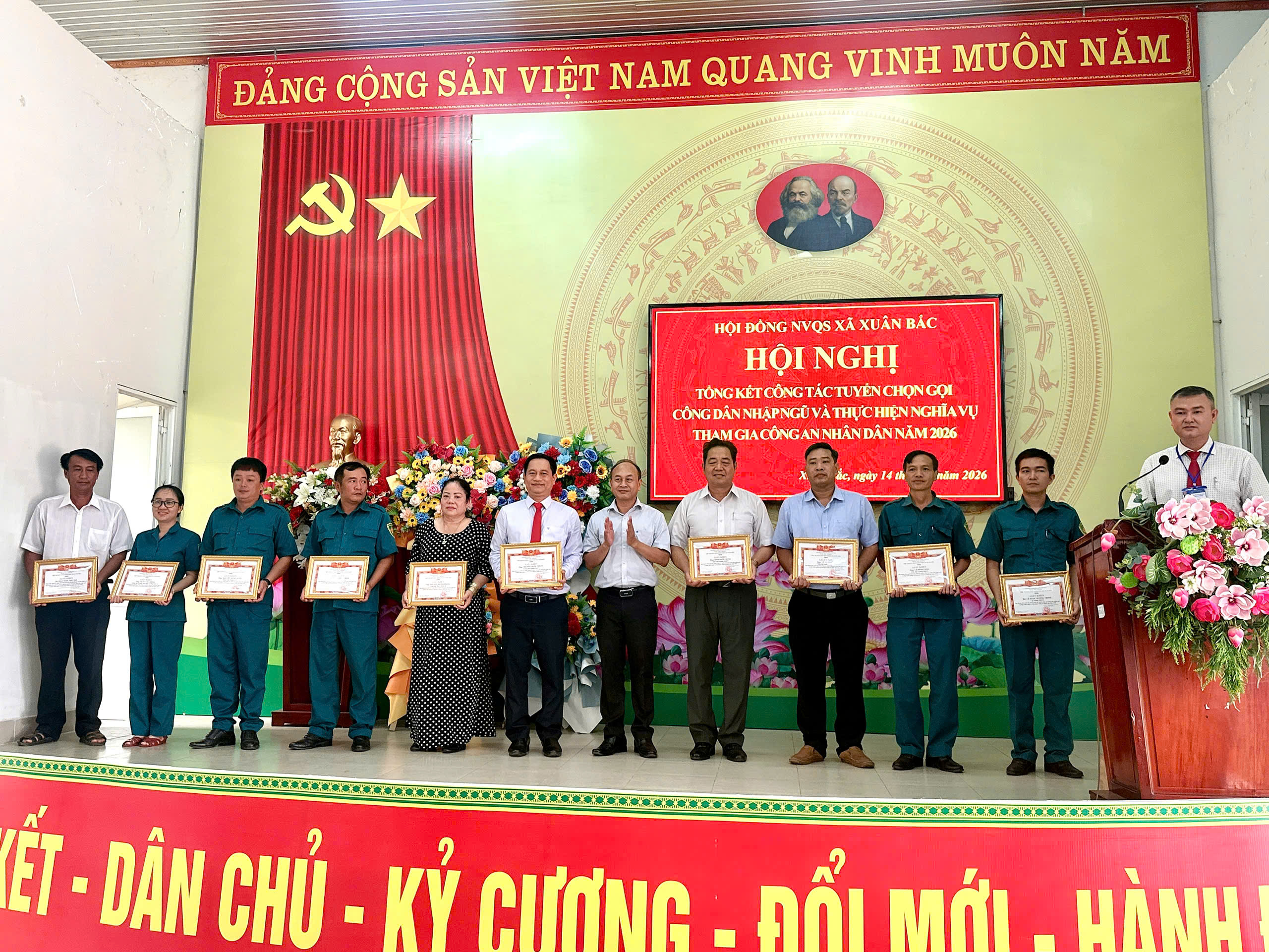 Đồng chí Trần Lâm Sinh - Bí thư Đảng ủy, Chủ tịch HĐND tặng giấy khen cho các tập thể, cá nhân có thành tích tiêu biểu