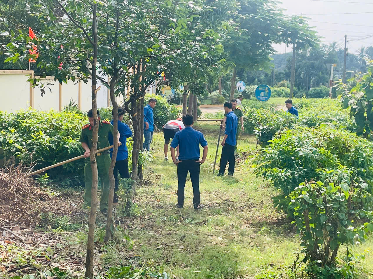 Công an, dân quân và các thanh niên dọn dẹp chuẩn bị cho công tác Đại hội