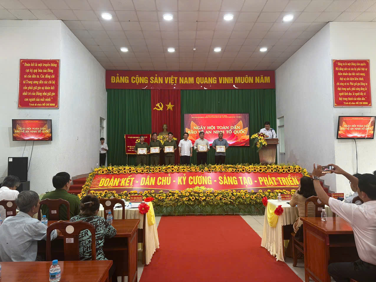 Xã Xuân Định khen thưởng các tập thể, cá nhân có thành tích xuất sắc trong phong trào Toàn dân bảo vệ an ninh Tổ quốc năm 2025