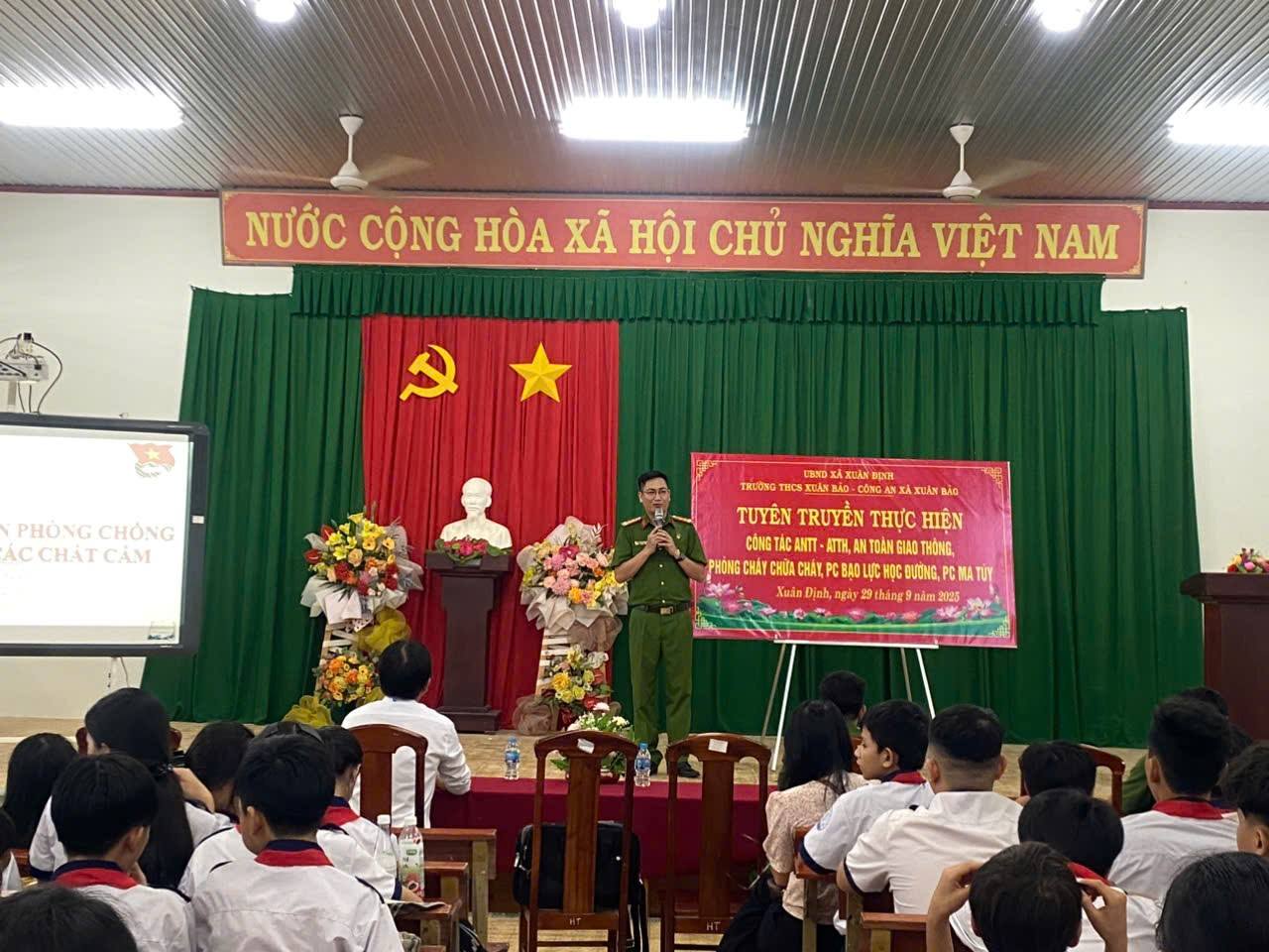 Trường THCS Xuân Bảo tổ chức tuyên truyền về an ninh trật tự, an toàn giao thông, phòng cháy chữa cháy, phòng chống ma túy và bạo lực học đường
