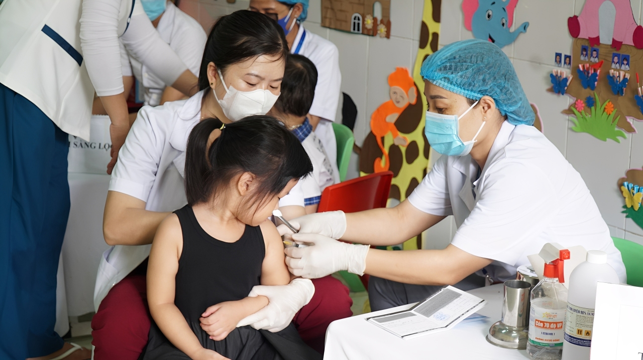 VÌ MỘT TUỔI THƠ KHỎE MẠNH – HÃY KIỂM TRA TIỀN SỬ VÀ TIÊM CHỦNG BÙ CHO TRẺ