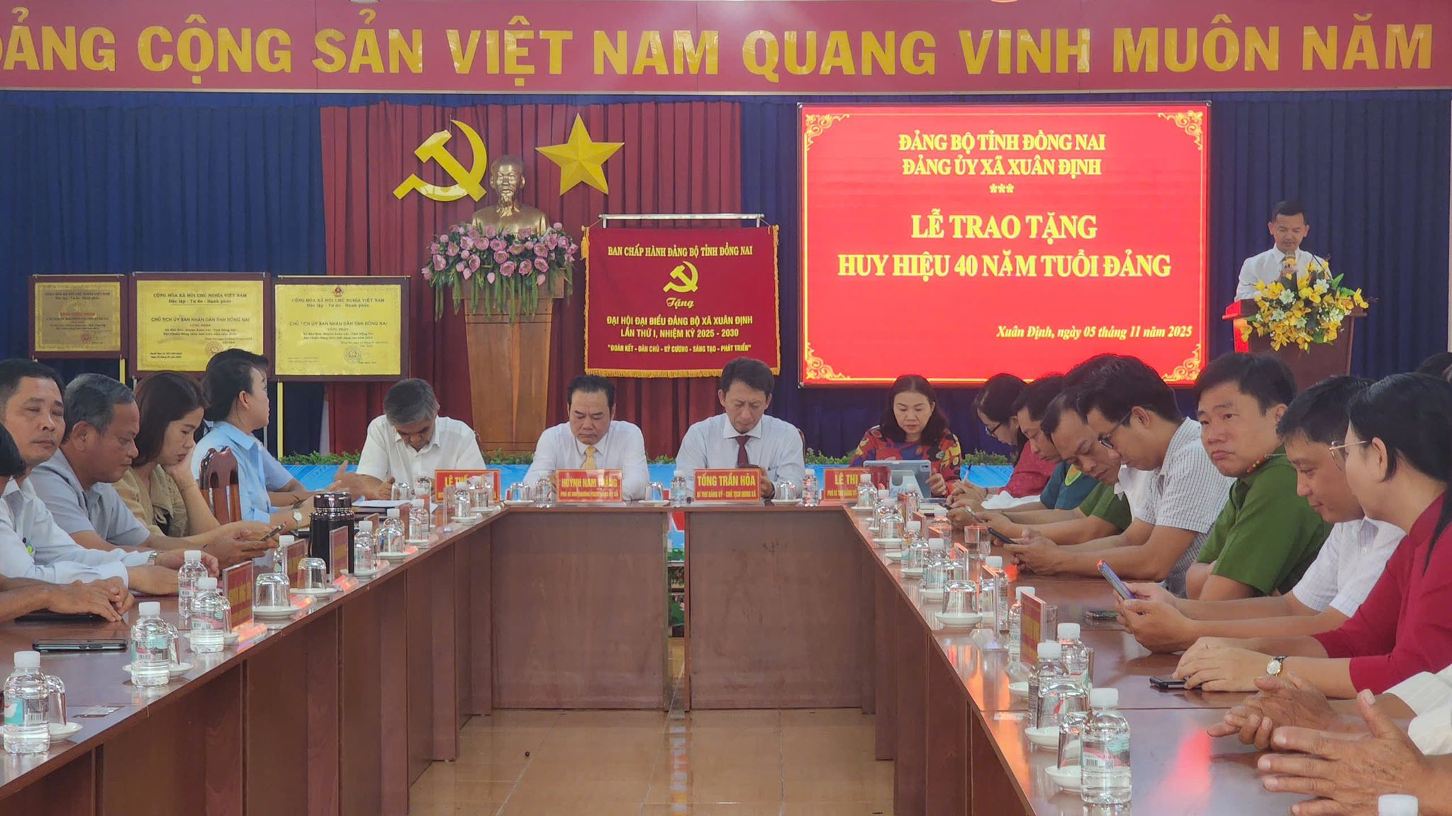 XÃ XUÂN ĐỊNH LONG TRỌNG TỔ CHỨC LỄ TRAO HUY HIỆU 40 NĂM TUỔI ĐẢNG
