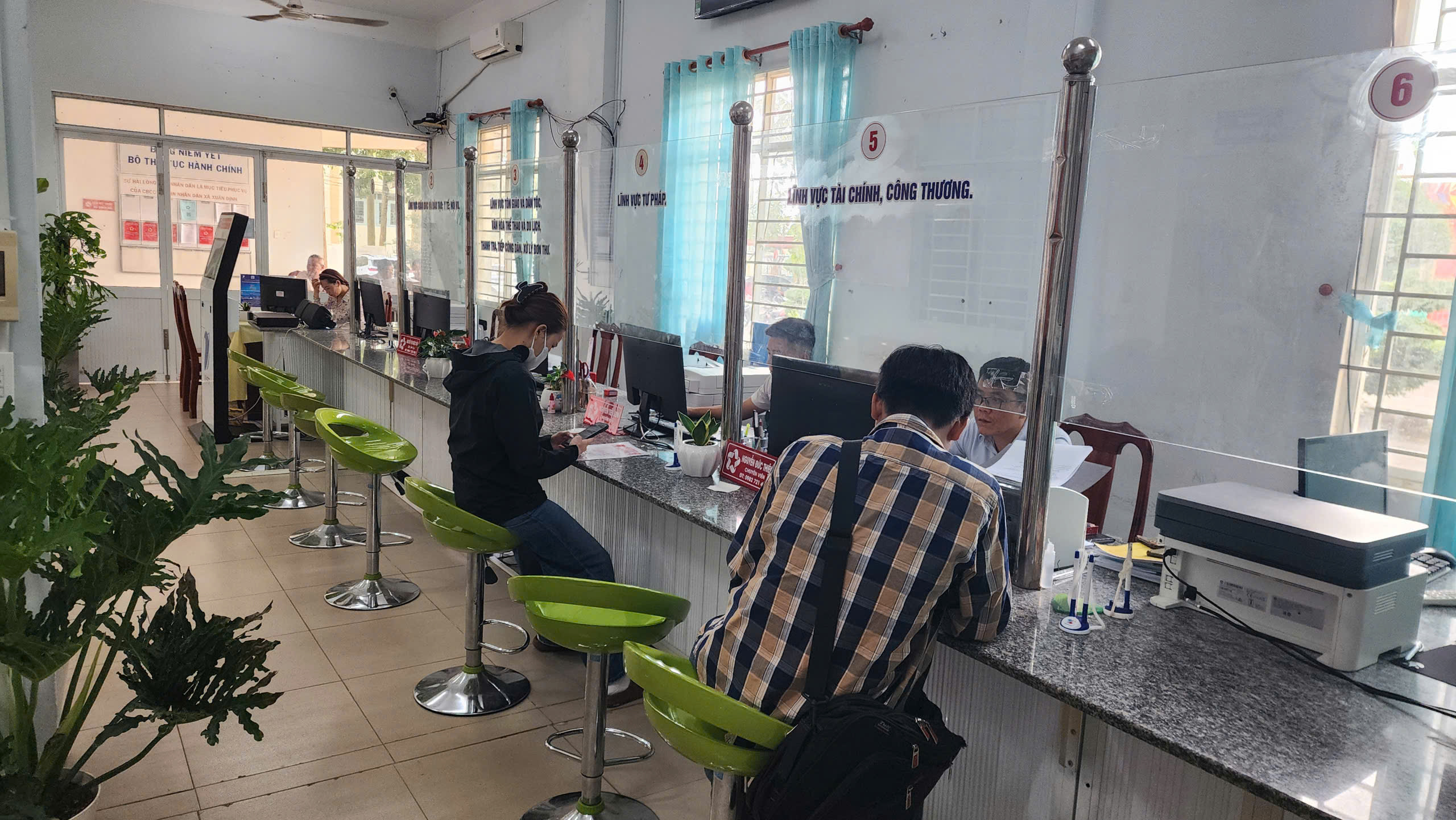 KHÔNG YÊU CẦU XUẤT TRÌNH GIẤY TỜ ĐÃ TÍCH HỢP TRÊN ỨNG DỤNG VNeID KHI CHỨNG THỰC