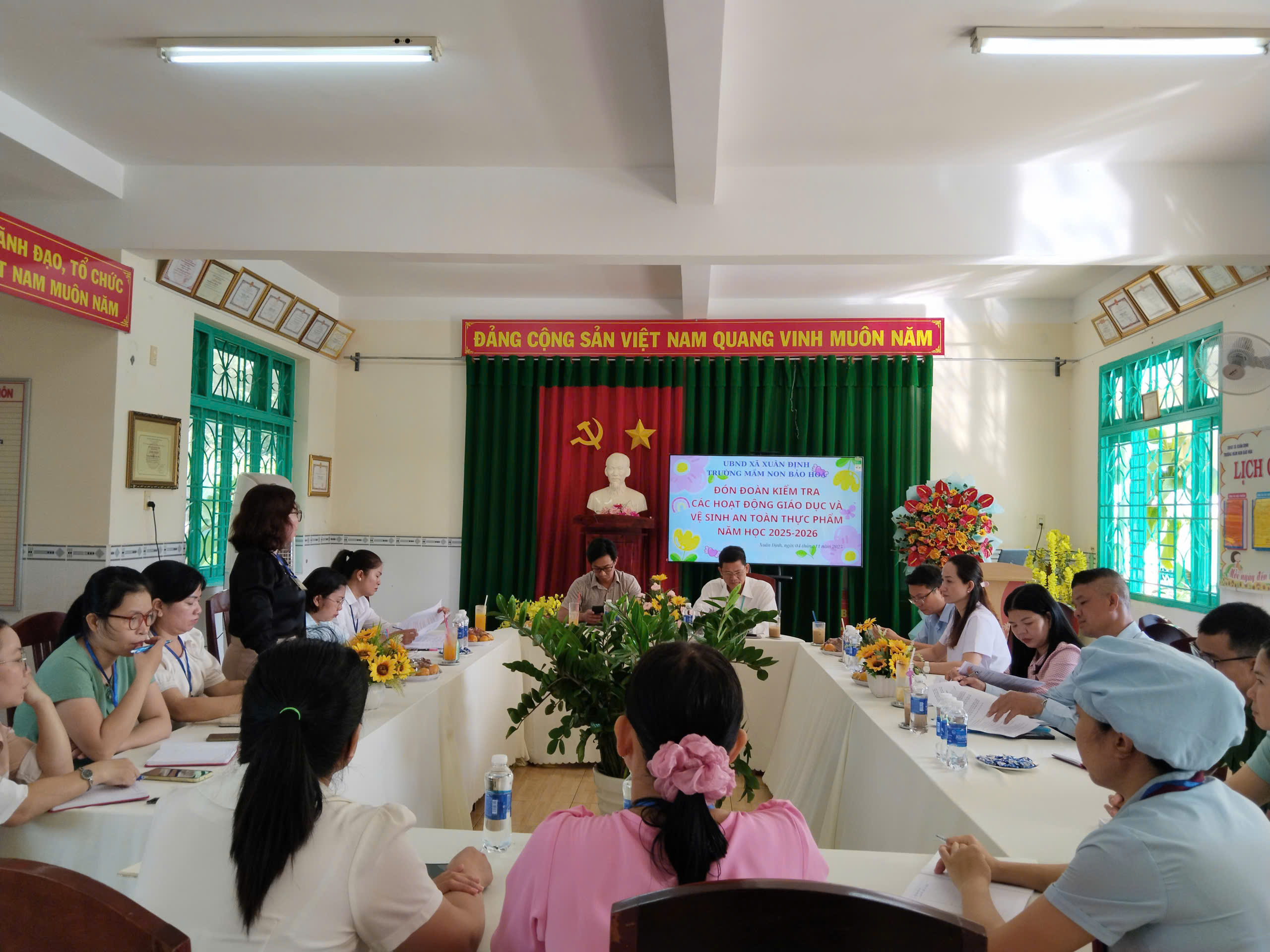 ĐOÀN KIỂM TRA LIÊN NGÀNH XÃ XUÂN ĐỊNH KIỂM TRA HOẠT ĐỘNG GIÁO DỤC VÀ CÔNG TÁC VỆ SINH AN TOÀN THỰC PHẨM TẠI TRƯỜNG MẦM NON BẢO HÒA